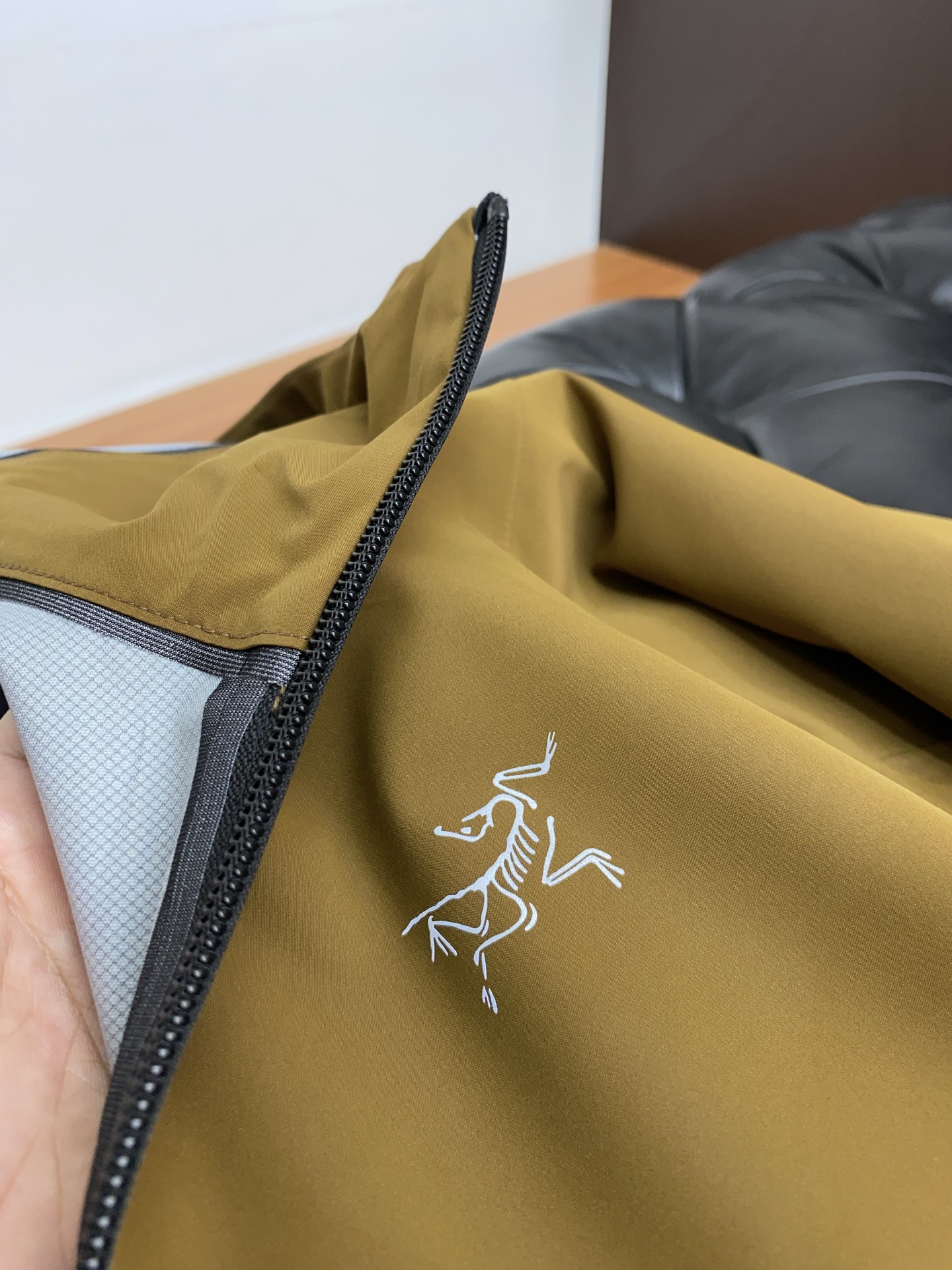“ARCTERYX Original Bird Spring 2025 Collection: Fashionable Hats and Coats, Liquid Amino-Protein Fabrics, Elegant Design” - 图片 6