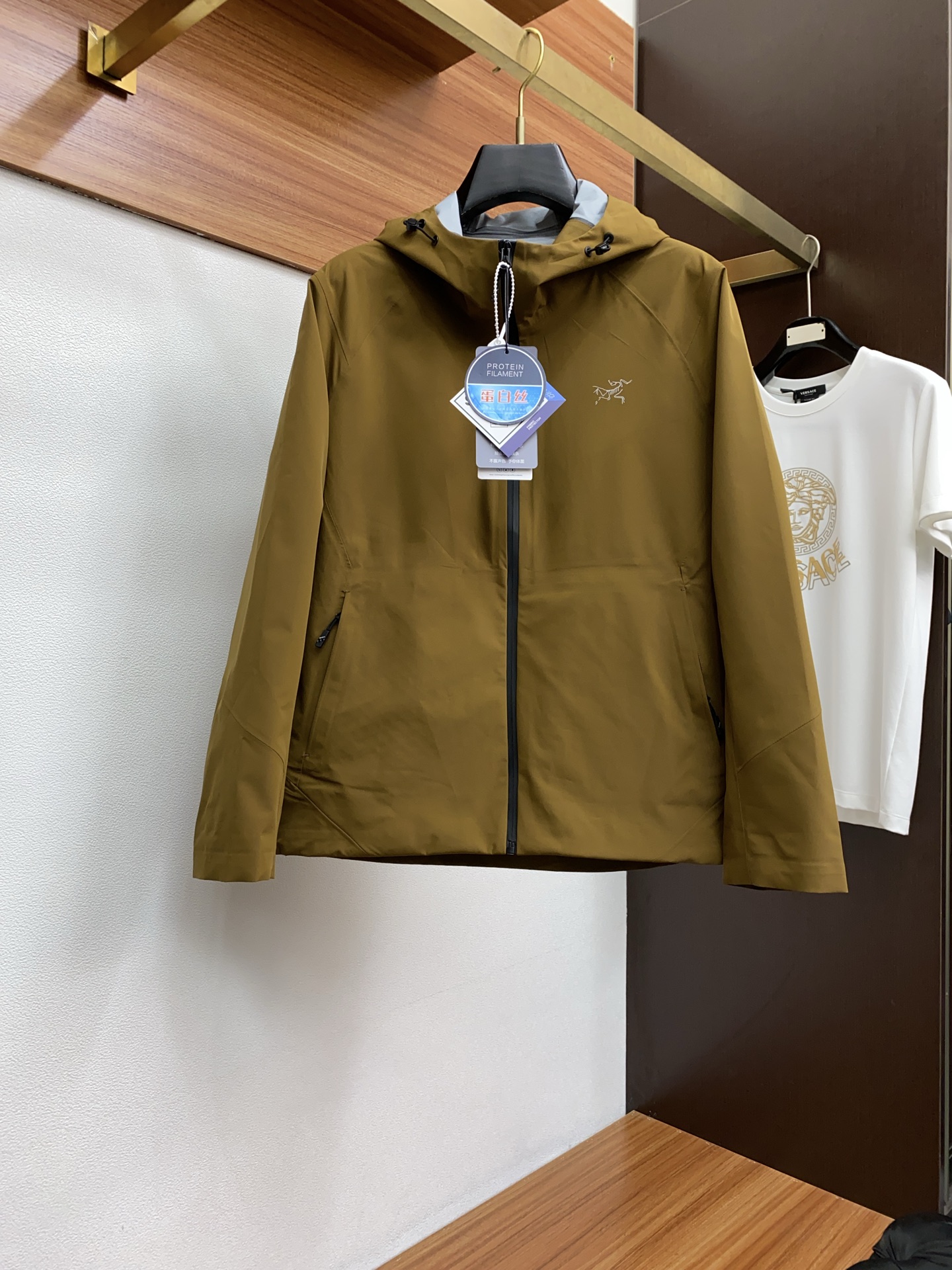 “ARCTERYX Original Bird Spring 2025 Collection: Fashionable Hats and Coats, Liquid Amino-Protein Fabrics, Elegant Design”