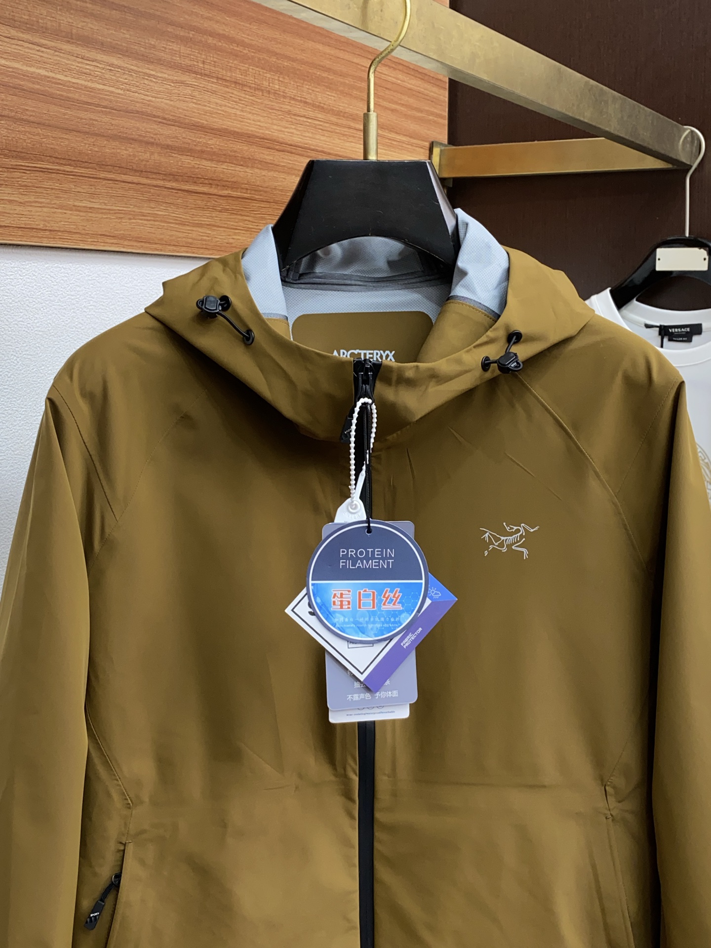 “ARCTERYX Original Bird Spring 2025 Collection: Fashionable Hats and Coats, Liquid Amino-Protein Fabrics, Elegant Design” - 图片 2
