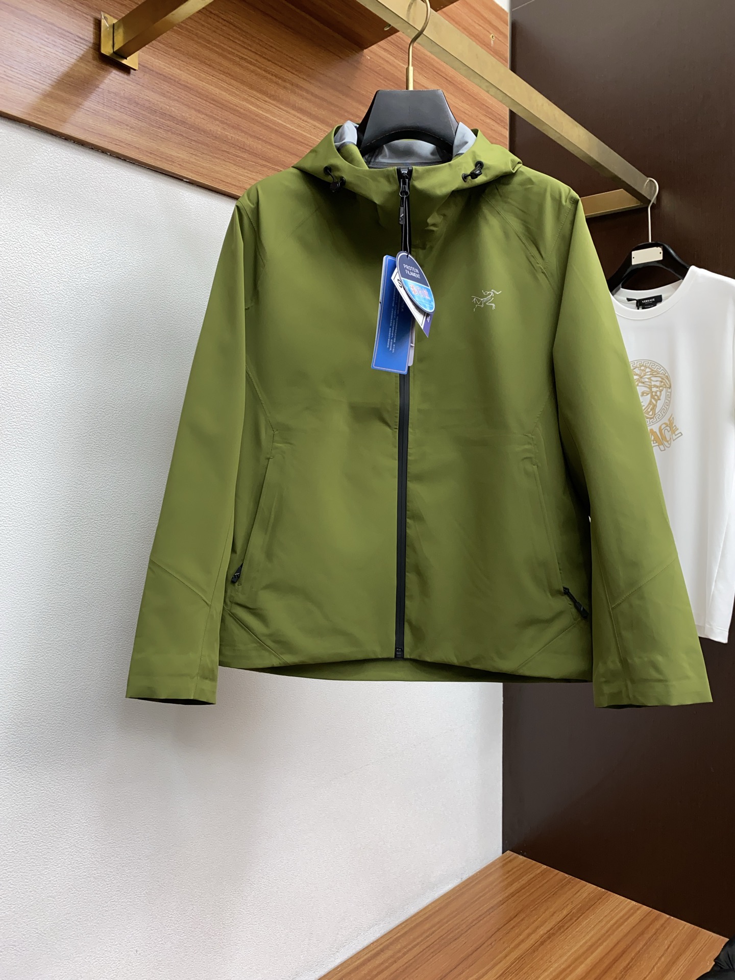 ARCTERYX 始祖鸟，AW新品，时尚休闲连帽冲锋衣外套，专柜同步有售，液氨蛋白面料 进口原版软壳面料，工艺极度复杂，
