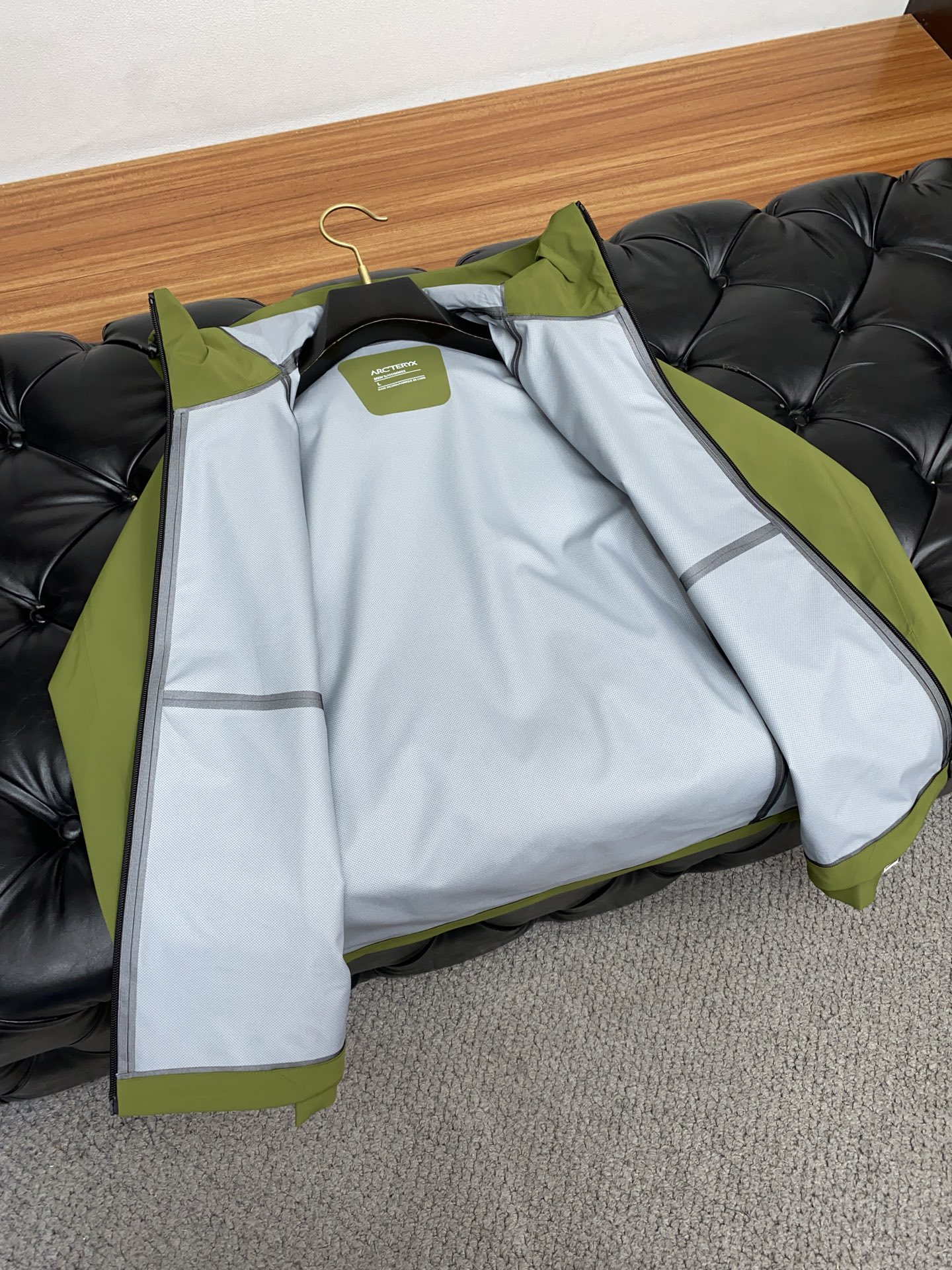 ARCTERYX 始祖鸟，AW新品，时尚休闲连帽冲锋衣外套，专柜同步有售，液氨蛋白面料 进口原版软壳面料，工艺极度复杂，