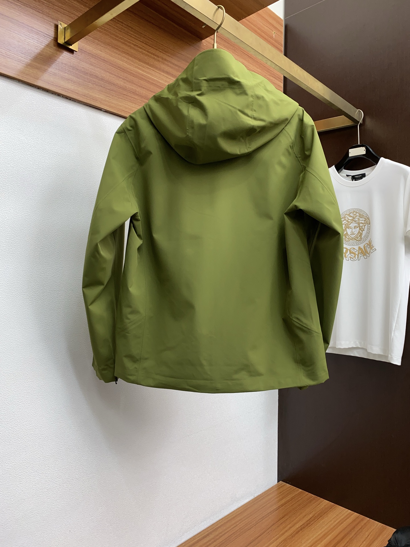 ARCTERYX 始祖鸟，AW新品，时尚休闲连帽冲锋衣外套，专柜同步有售，液氨蛋白面料 进口原版软壳面料，工艺极度复杂，