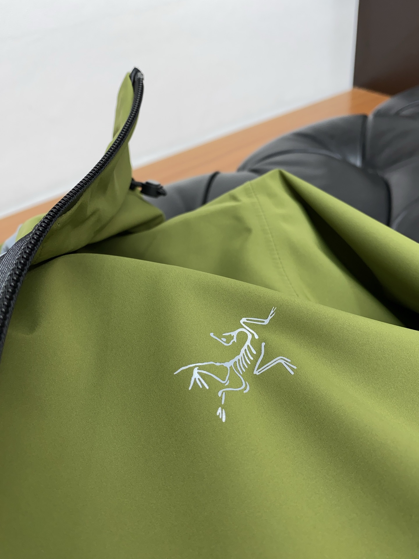 ARCTERYX 始祖鸟，AW新品，时尚休闲连帽冲锋衣外套，专柜同步有售，液氨蛋白面料 进口原版软壳面料，工艺极度复杂，