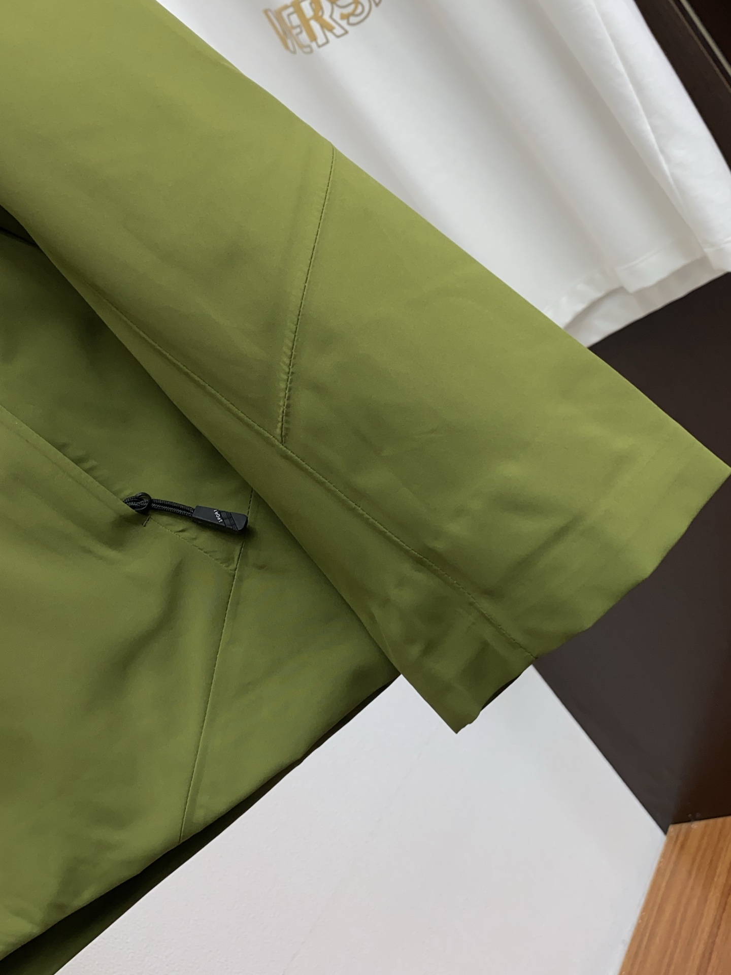 ARCTERYX 始祖鸟，AW新品，时尚休闲连帽冲锋衣外套，专柜同步有售，液氨蛋白面料 进口原版软壳面料，工艺极度复杂，