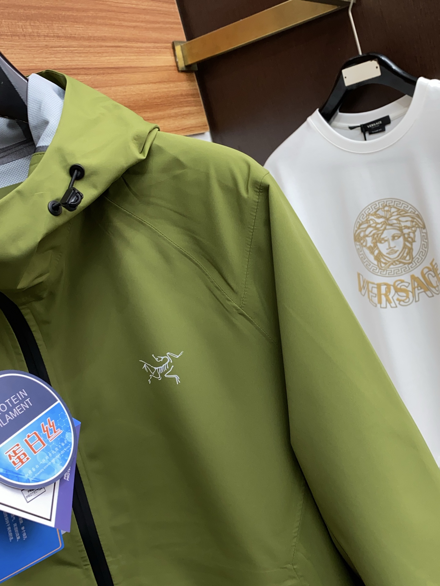 ARCTERYX 始祖鸟，AW新品，时尚休闲连帽冲锋衣外套，专柜同步有售，液氨蛋白面料 进口原版软壳面料，工艺极度复杂，