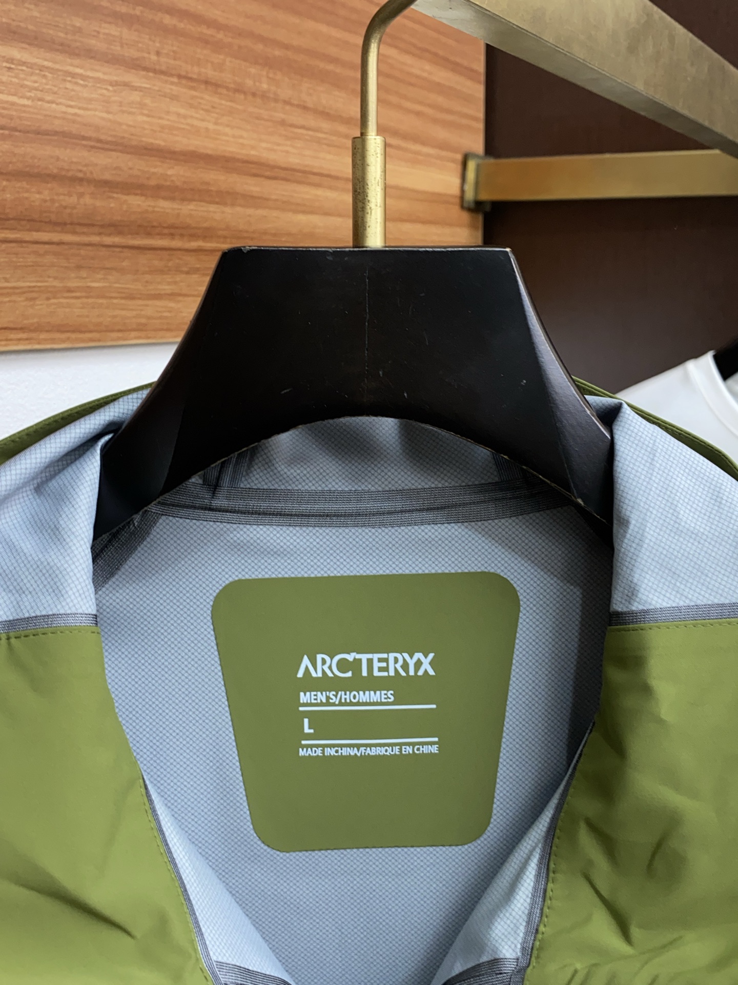ARCTERYX 始祖鸟，AW新品，时尚休闲连帽冲锋衣外套，专柜同步有售，液氨蛋白面料 进口原版软壳面料，工艺极度复杂，
