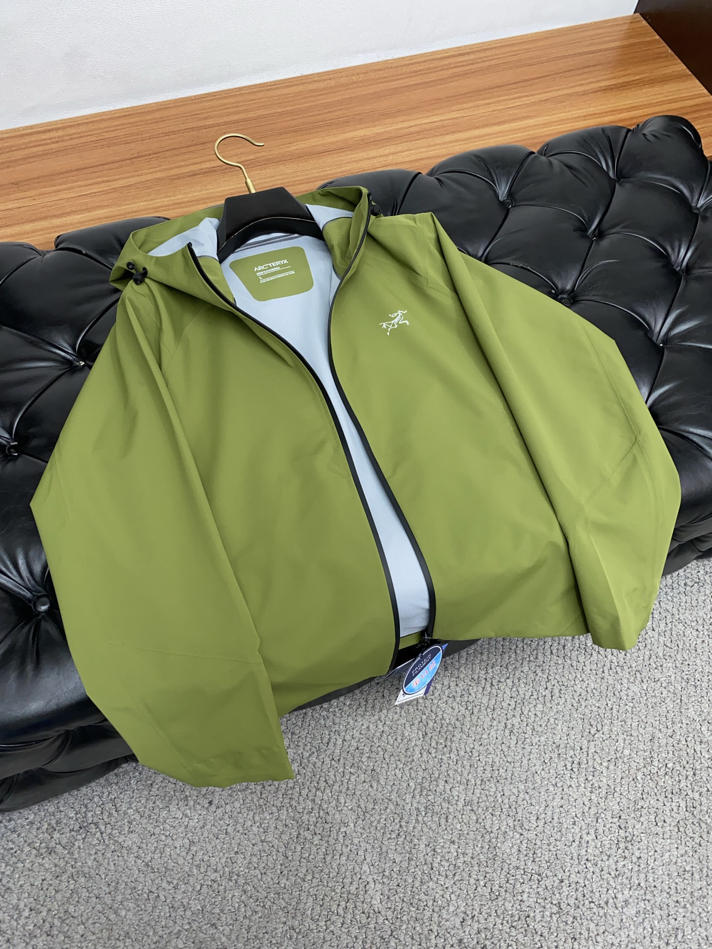 ARCTERYX 始祖鸟，AW新品，时尚休闲连帽冲锋衣外套，专柜同步有售，液氨蛋白面料 进口原版软壳面料，工艺极度复杂，