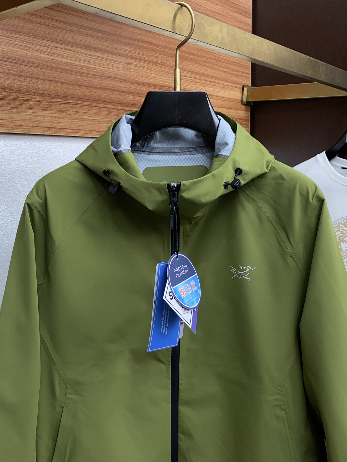 ARCTERYX 始祖鸟，AW新品，时尚休闲连帽冲锋衣外套，专柜同步有售，液氨蛋白面料 进口原版软壳面料，工艺极度复杂，