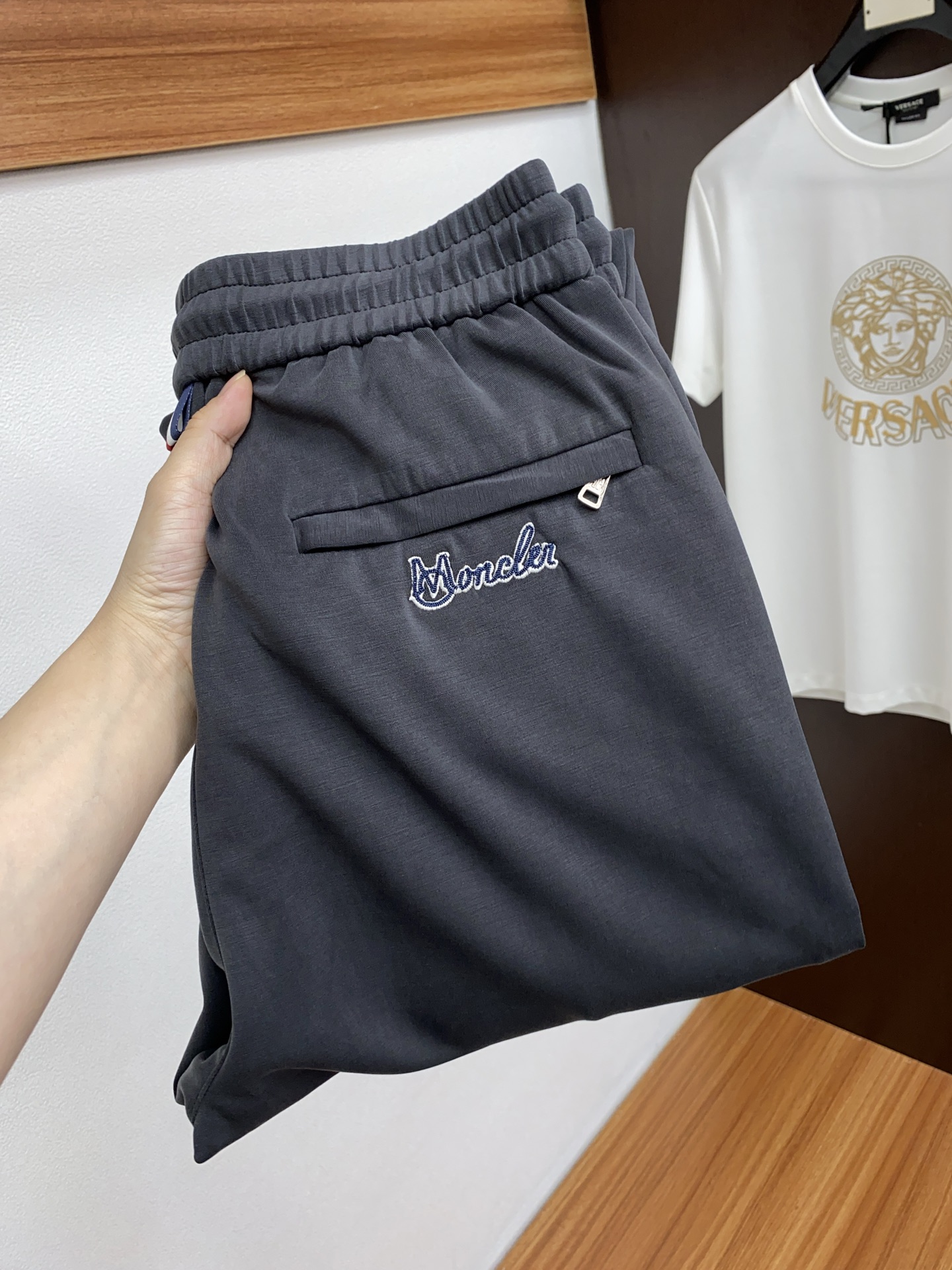 NO:135700,Customized high-quality fashionable casual pants with hoodies. Super versatile style. Exclusive custom fabric, delicate and soft, close and comfortable, and super stylish on the upper body! Original custom four-sided elastic pure cotton fabric, super beautiful style, long legs on the upper body, impeccable inner and line, can be attended for any occasion, 29- 38,,Moncler,alexander wang19860909蒙口 订制高品质时尚休闲裤.超级百搭款.独家定制面料,手感细腻柔软,贴身舒适,上身超有型！原版定制四面弹力纯棉面料 超靓版型、上身显腿修长,內里,走线都无可挑剔,任何场合都可出席,码数 29- 38,,Moncler,alexander wang,Men's clothing