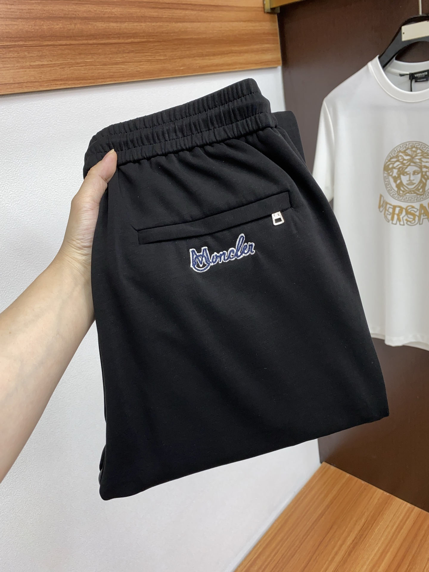 NO:135701,Customized high-quality fashionable casual pants with hoodies. Super versatile style. Exclusive custom fabric, delicate and soft, close and comfortable, and super stylish on the upper body! Original custom four-sided elastic pure cotton fabric, super beautiful style, top body makes legs look slender, inner and lined impeccable, you can attend any occasion, yardage 29-38,, Moncler, alexander wang19860909蒙口 订制高品质时尚休闲裤.超级百搭款.独家定制面料,手感细腻柔软,贴身舒适,上身超有型！原版定制四面弹力纯棉面料 超靓版型、上身显腿修长,內里,走线都无可挑剔,任何场合都可出席,码数 29-38,,Moncler,alexander wang,Men's clothing