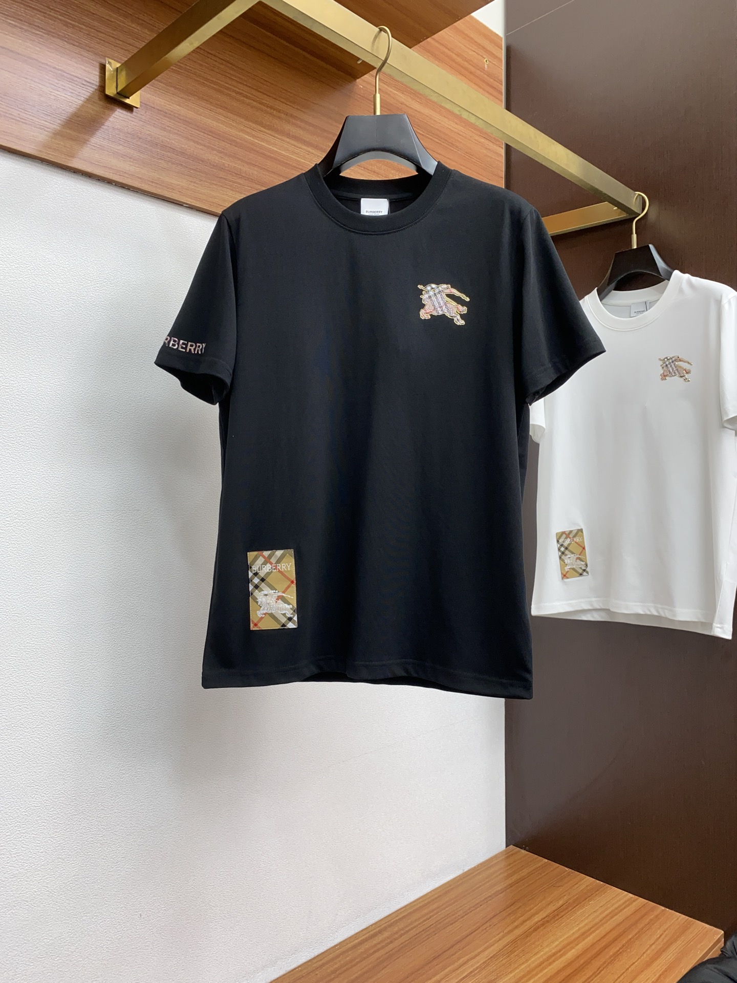 NO:138051,Burberry Ss's new craft logo pure cotton wide version round neck men's short-sleeved T-shirt, the new season and new launch series cleverly integrates the logo into the design, shaping a series of sports style items full of retro style. On this versatile T-shirt, a pattern with a hint of nostalgia is presented in the body in a low-key manner, and the cuffs are piping. The original version is preferred to develop double-strand cotton plain fabric, with wide upper body and comfortable, and the outside and the inside are matched casually. M-3xL, burberry, T-shirt, tees, t-shirt, alexander wang19860909巴宝莉 ss新工艺logo纯棉质阔版圆领男士短袖T恤,新季新推系列将标识巧妙融入设计,塑就一系列充满复古风情的运动风单品.在这款百搭T恤上,带着一丝怀旧意蕴的图案低调呈现于衣身,袖口滚边相得益彰.优选特定原版开发双股精棉平纹面料,上身挺阔舒适度佳,外穿内搭随意搭配 M-3xL,,burberry,T-shirt,tees，t-shirt,alexander wang,Men's clothing