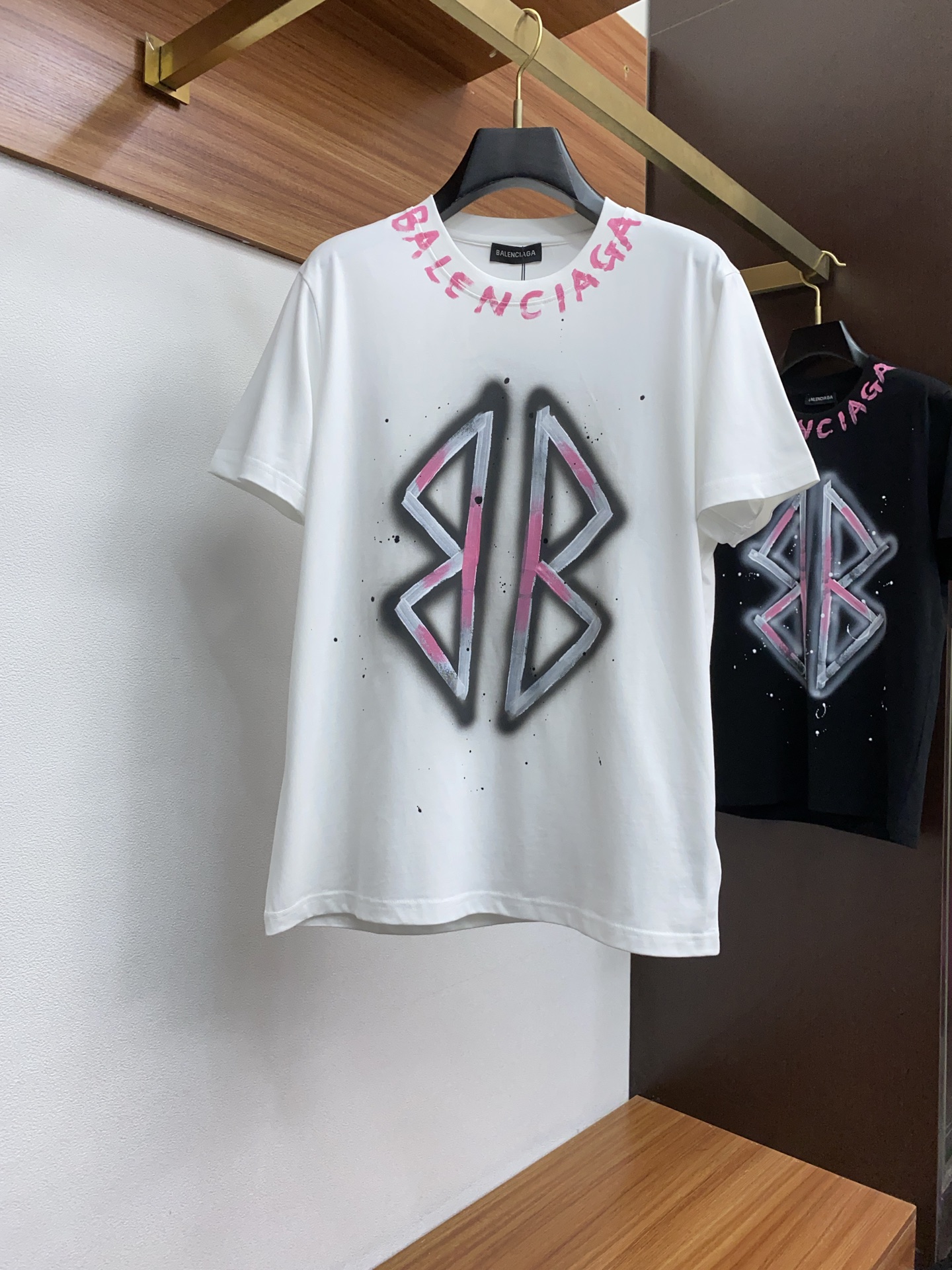 NO:142052,Balenciaga ss new craft logo pure cotton wide version round neck men's short-sleeved T-shirt, new season and new hand-painted design, shaping a series of sports style items full of retro style. On this versatile T-shirt, a pattern with a hint of nostalgic meaning is presented in the body in a low-key manner, and the cuffs are piping. The original version is preferred to develop double-strand cotton plain fabric, with wide upper body and comfortable, and the outside and the inside are matched casually. M-3xL z.,,balenciaga,T-shirt,tees,t-shirt,alexander wang19860909巴黎世家 ss新工艺logo纯棉质阔版圆领男士短袖T恤,新季新推手绘设计,塑就一系列充满复古风情的运动风单品.在这款百搭T恤上,带着一丝怀旧意蕴的图案低调呈现于衣身,袖口滚边相得益彰.优选特定原版开发双股精棉平纹面料,上身挺阔舒适度佳,外穿内搭随意搭配 M-3xL z.,,balenciaga,T-shirt,tees，t-shirt,alexander wang,Men's clothing