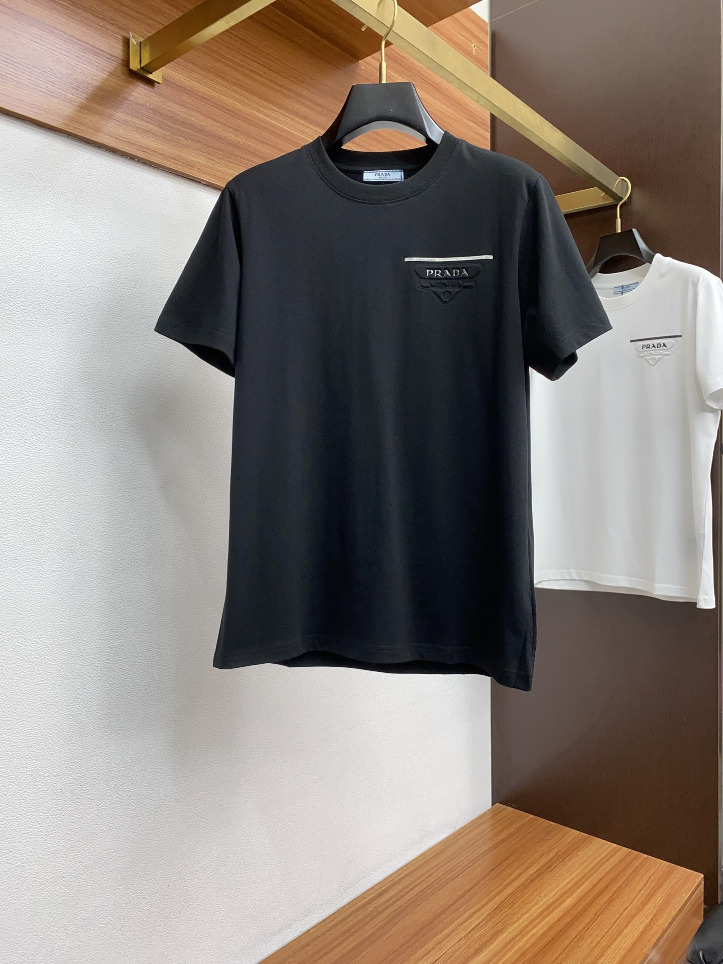 NO:509770,Prada SS's new craft logo pure cotton wide version round neck men's short-sleeved T-shirt, the new season and new launch series cleverly integrates the logo into the design, shaping a series of sports style items full of retro style. On this versatile T-shirt, a pattern with a hint of nostalgia is presented in the body in a low-key manner, and the cuffs are piping. The specific original version is preferred to develop double-strand cotton plain fabric, with wide upper body and comfortable, and the outside and the inside are matched casually. M-3xL,,prada,T-shirt,tees,t-shirt,alexander wang19860909普拉达 ss新工艺logo纯棉质阔版圆领男士短袖T恤,新季新推系列将标识巧妙融入设计,塑就一系列充满复古风情的运动风单品.在这款百搭T恤上,带着一丝怀旧意蕴的图案低调呈现于衣身,袖口滚边相得益彰.优选特定原版开发双股精棉平纹面料,上身挺阔舒适度佳,外穿内搭随意搭配 M-3xL,,prada,T-shirt,tees，t-shirt,alexander wang,Men's clothing