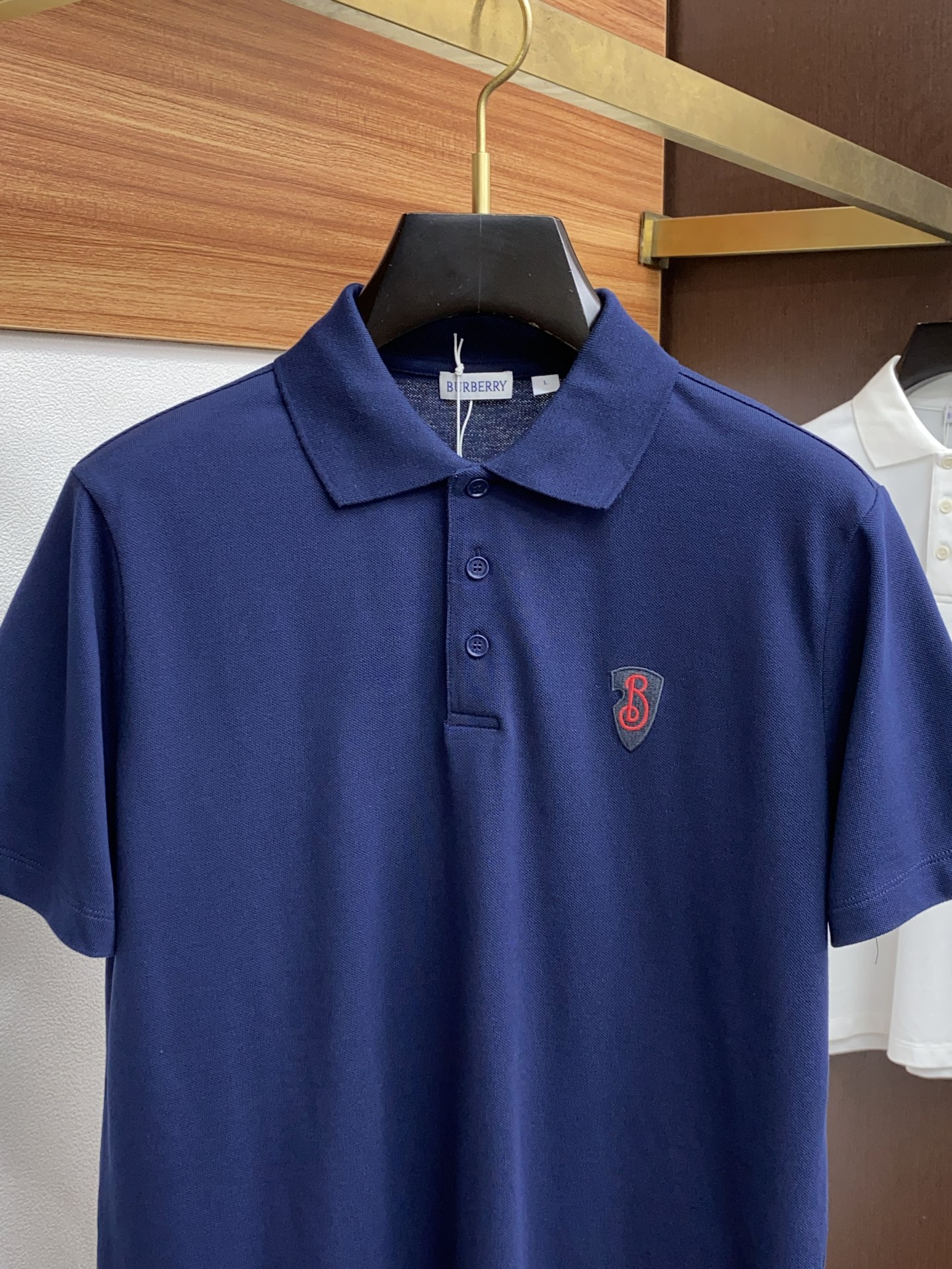  巴宝莉 臻品定制系列的设计POLO衫确实独具匠心，展现了定制服装的精致与品味。定制材质，不仅触感柔软舒