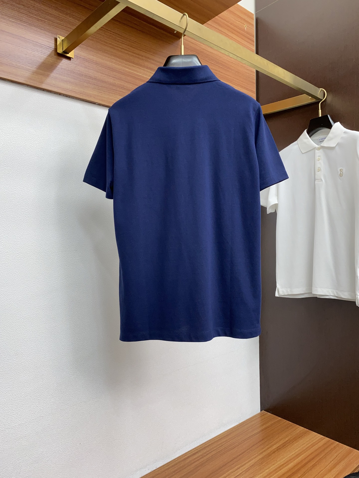  巴宝莉 臻品定制系列的设计POLO衫确实独具匠心，展现了定制服装的精致与品味。定制材质，不仅触感柔软舒