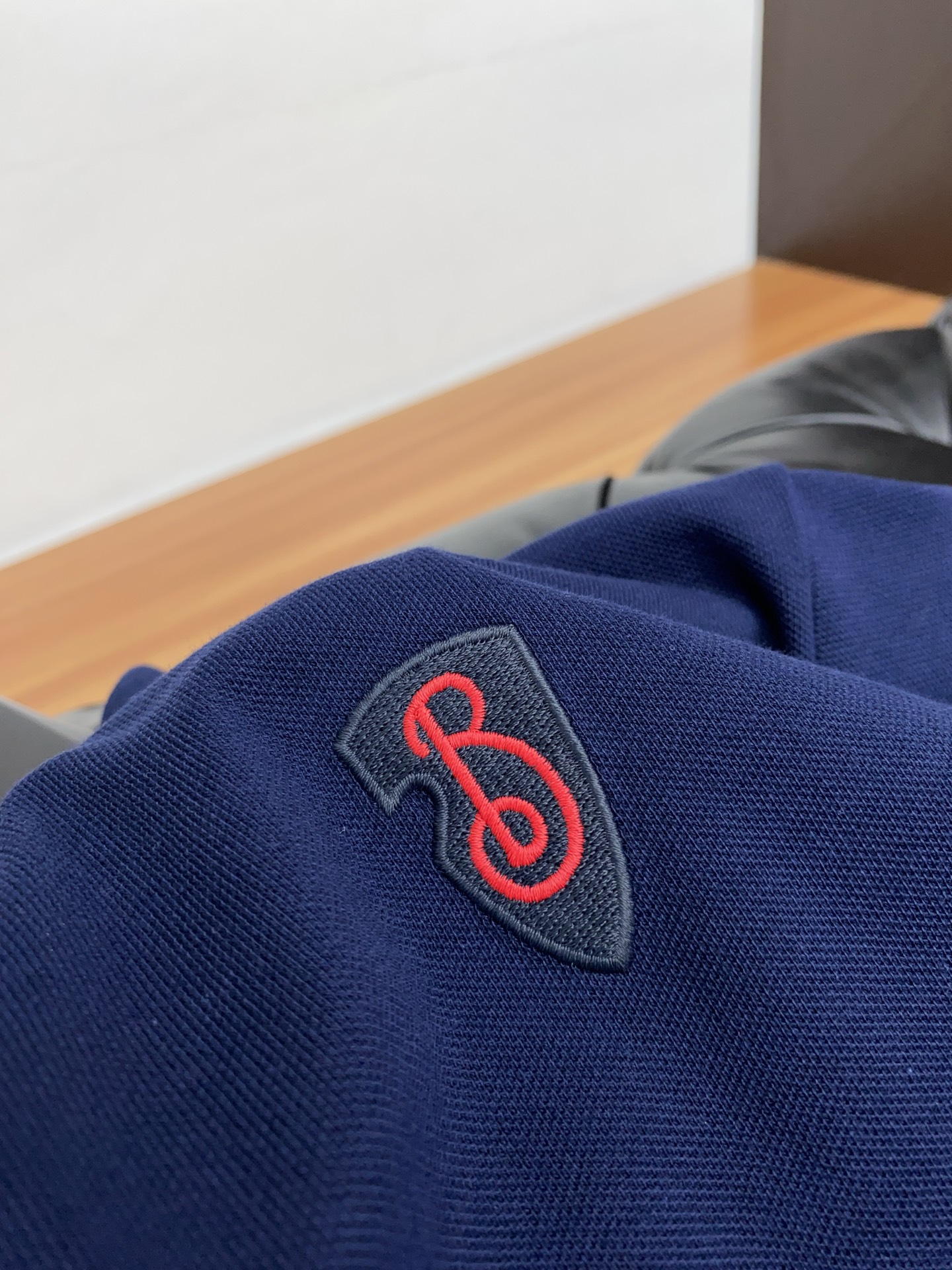  巴宝莉 臻品定制系列的设计POLO衫确实独具匠心，展现了定制服装的精致与品味。定制材质，不仅触感柔软舒