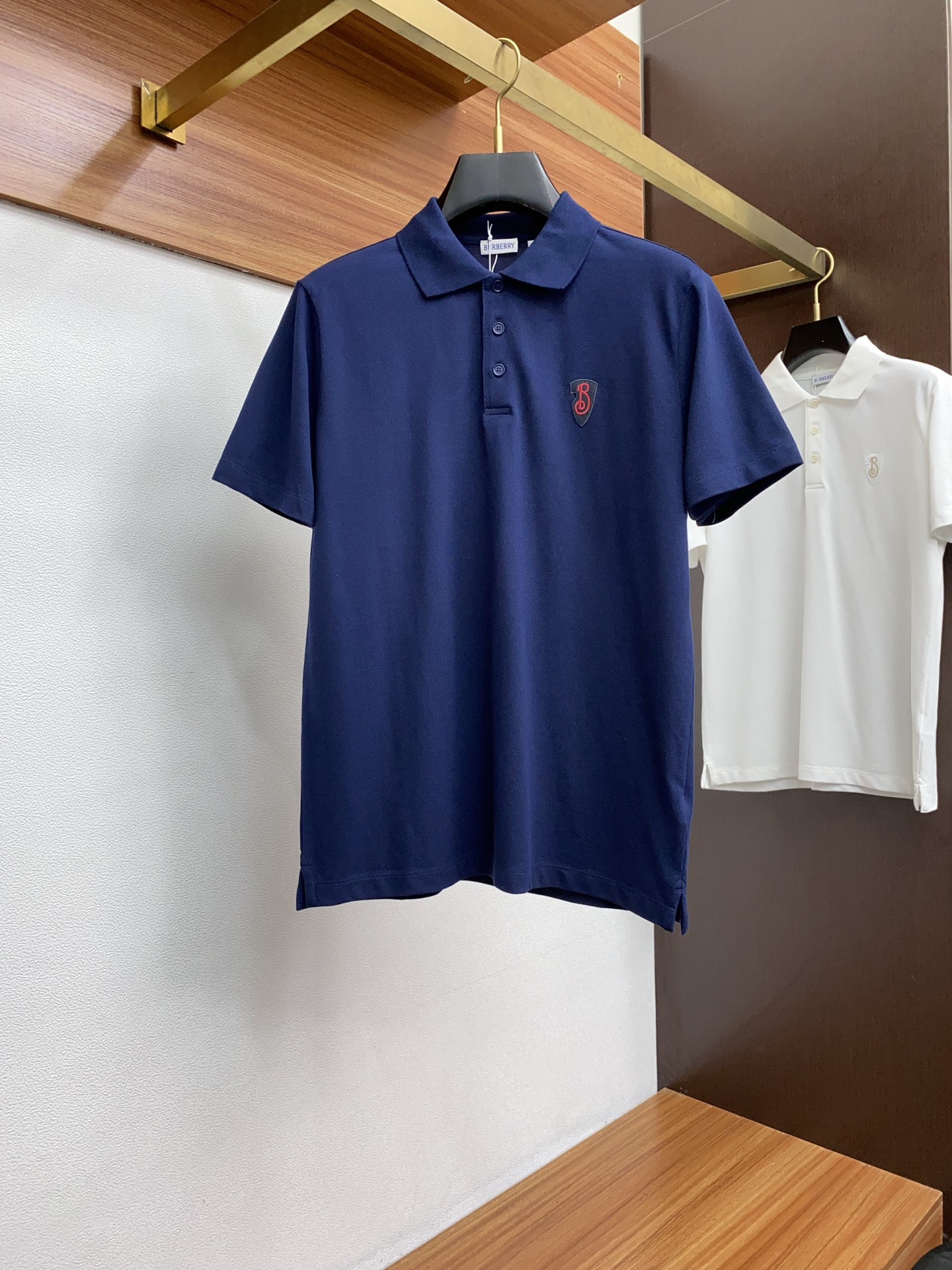  巴宝莉 臻品定制系列的设计POLO衫确实独具匠心，展现了定制服装的精致与品味。定制材质，不仅触感柔软舒