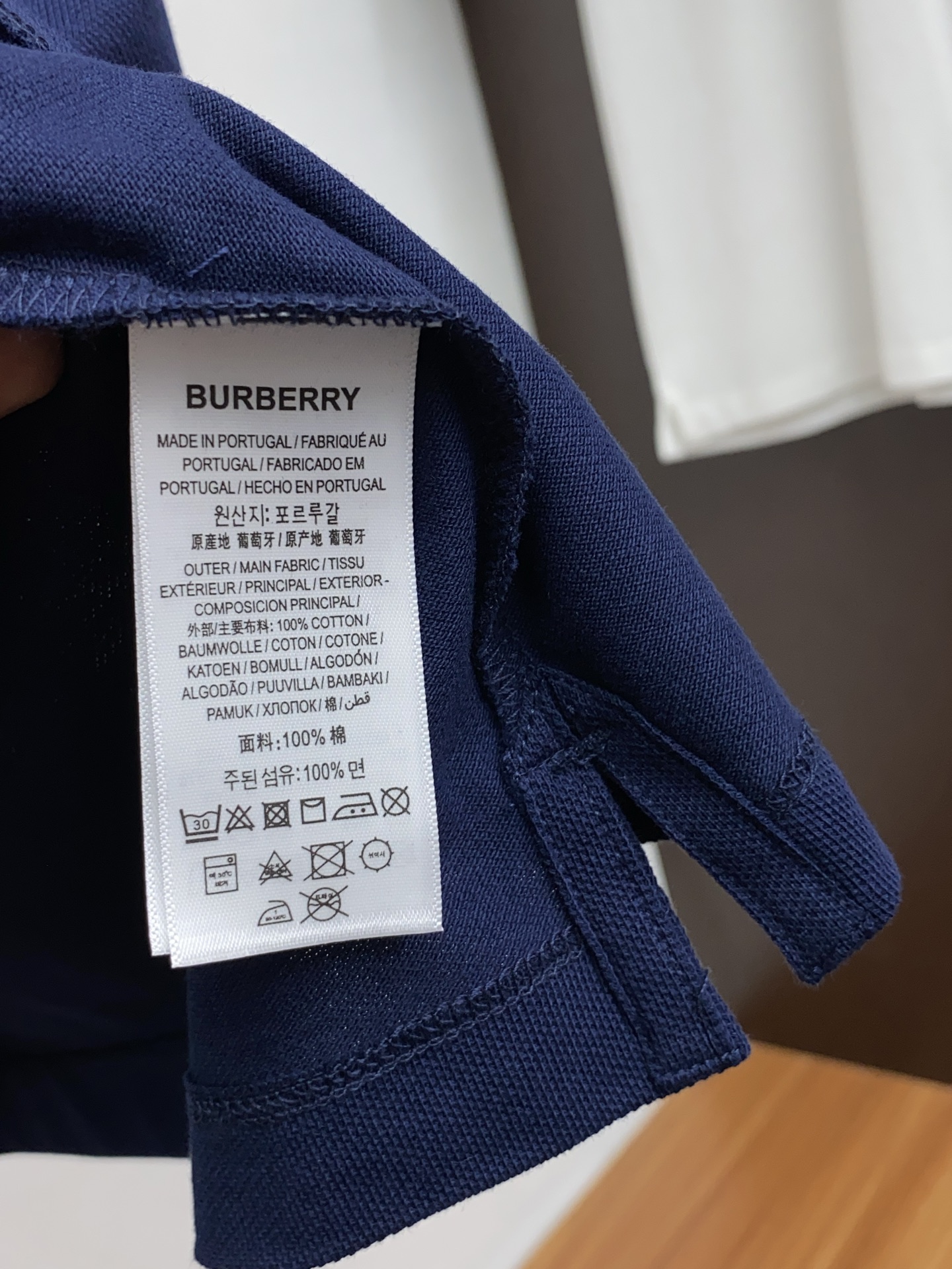 巴宝莉 臻品定制系列的设计POLO衫确实独具匠心，展现了定制服装的精致与品味。定制材质，不仅触感柔软舒