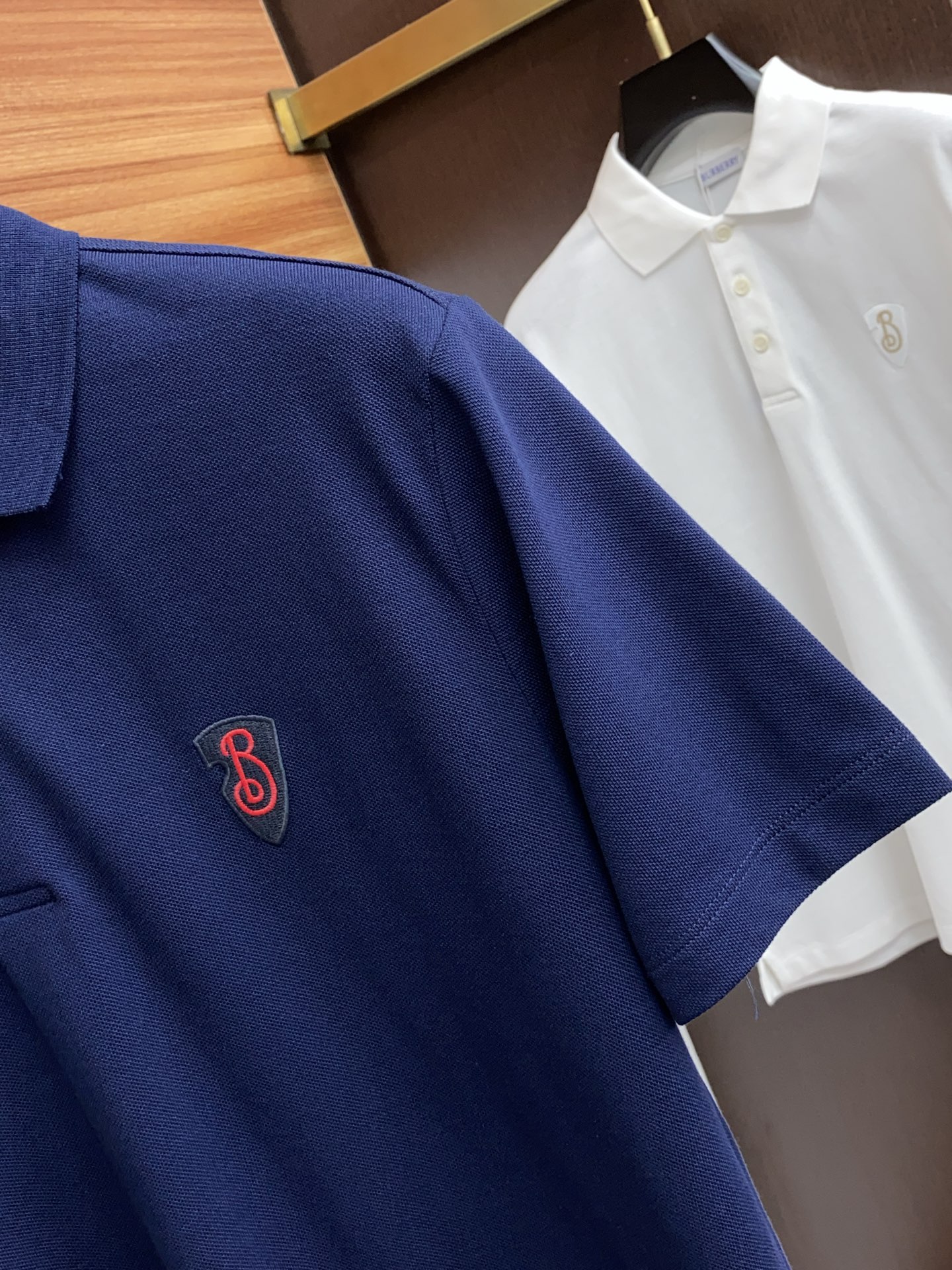  巴宝莉 臻品定制系列的设计POLO衫确实独具匠心，展现了定制服装的精致与品味。定制材质，不仅触感柔软舒