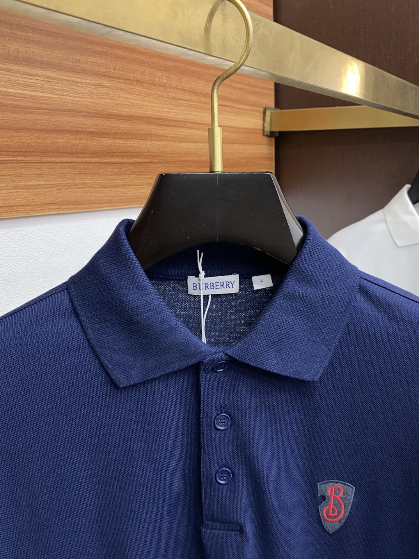  巴宝莉 臻品定制系列的设计POLO衫确实独具匠心，展现了定制服装的精致与品味。定制材质，不仅触感柔软舒