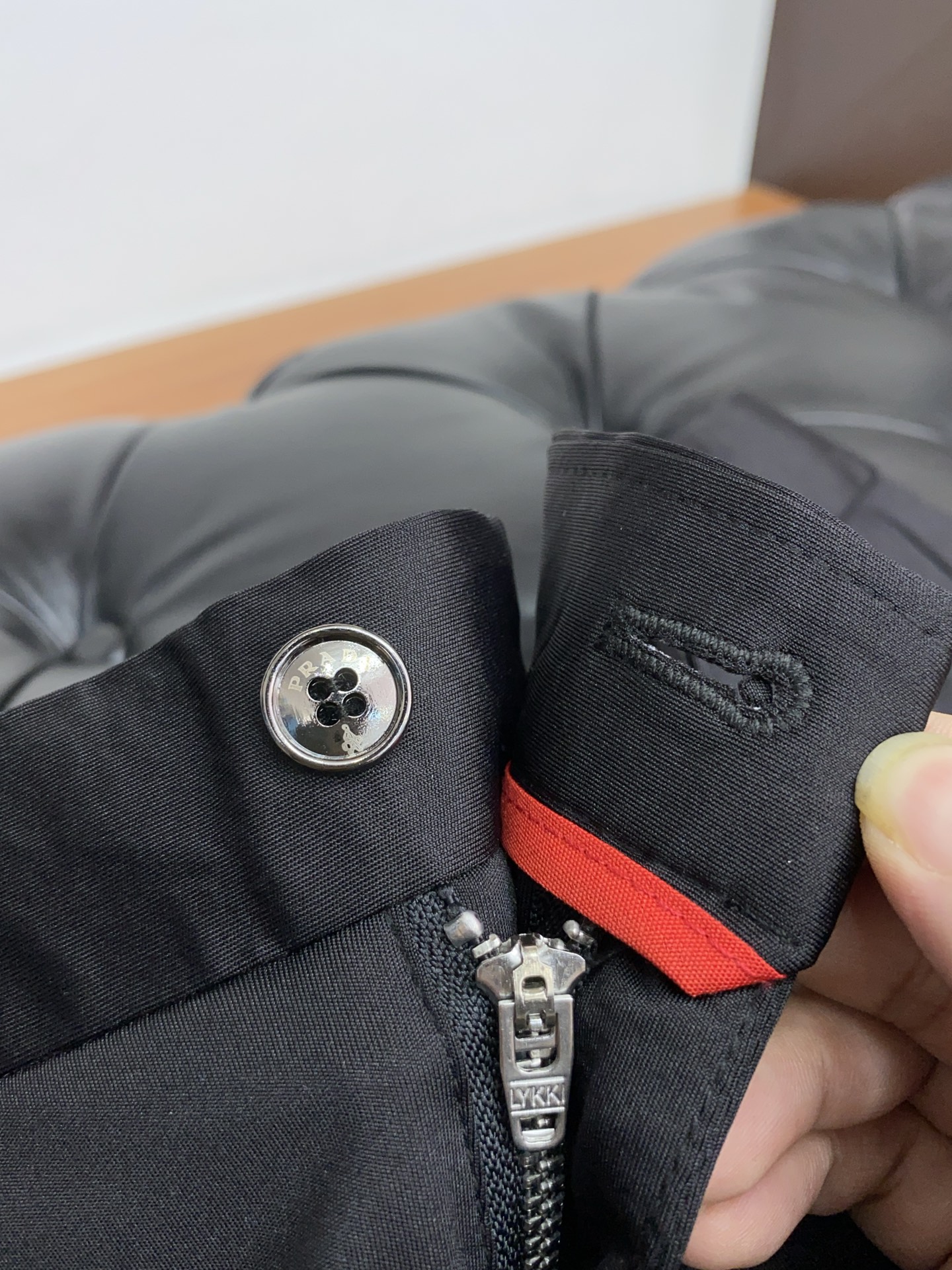 Prada 2025: Luxe Leisure Pants with Custom Fabric and Impeccable Detail - 图片 4