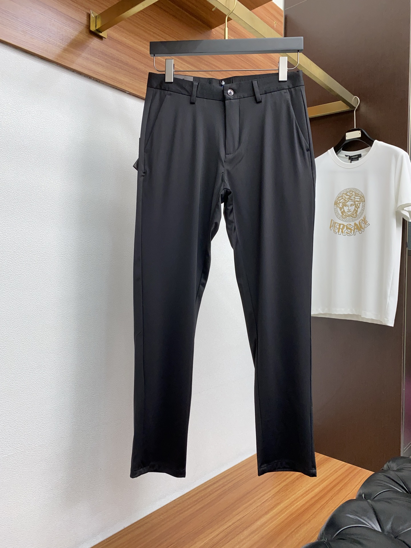 Prada 2025: Luxe Leisure Pants with Custom Fabric and Impeccable Detail - 图片 2