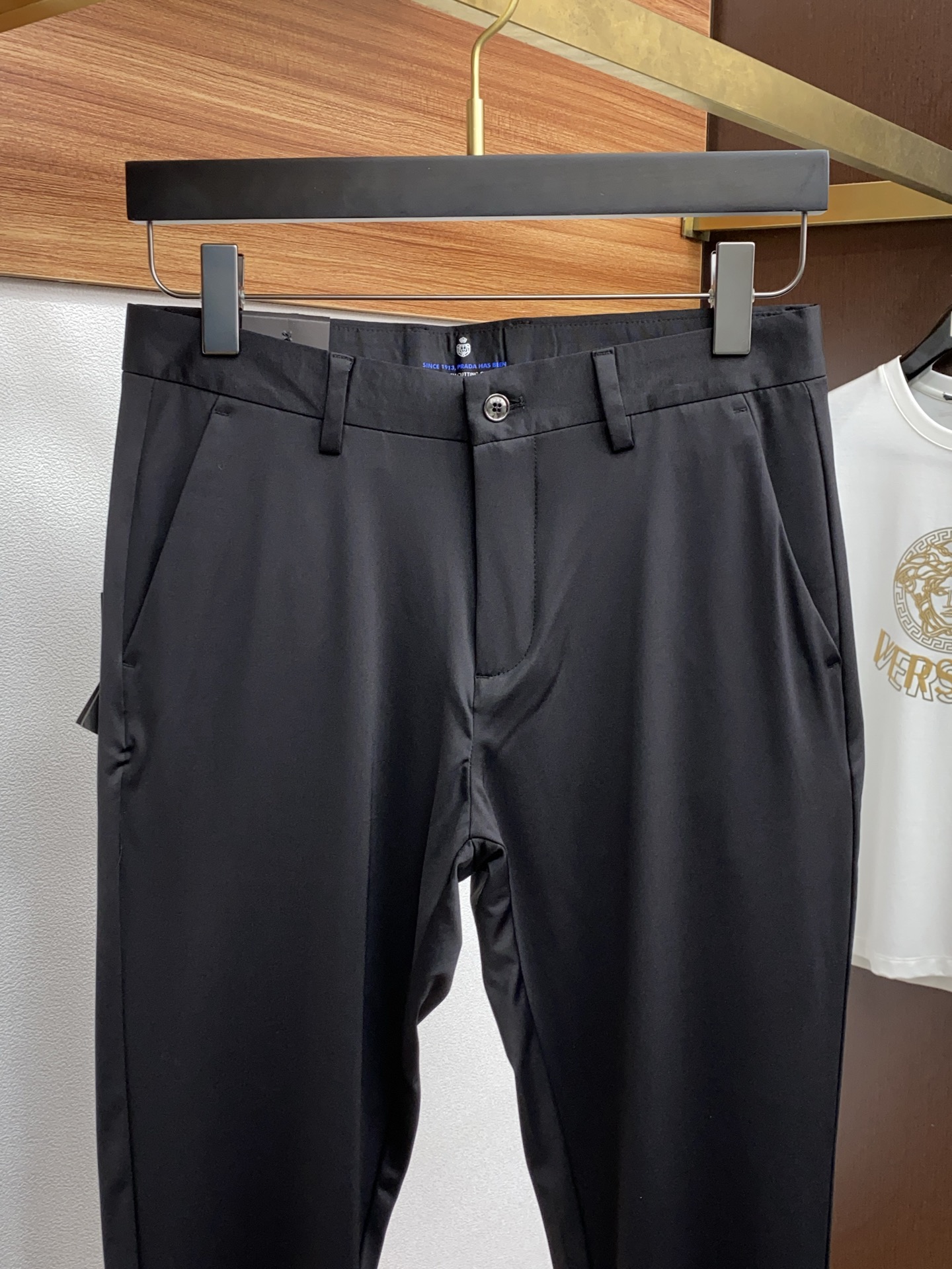 Prada 2025: Luxe Leisure Pants with Custom Fabric and Impeccable Detail - 图片 3