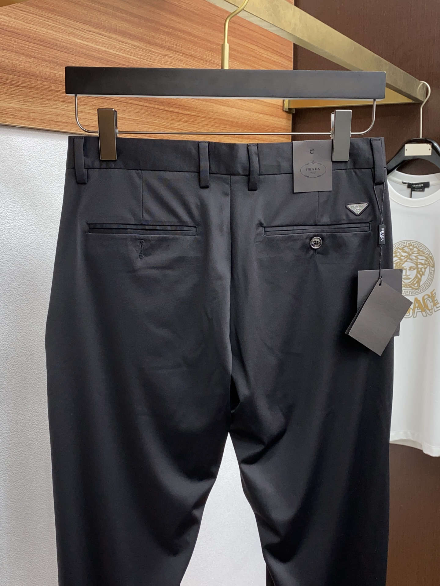 Prada 2025: Luxe Leisure Pants with Custom Fabric and Impeccable Detail - 图片 9