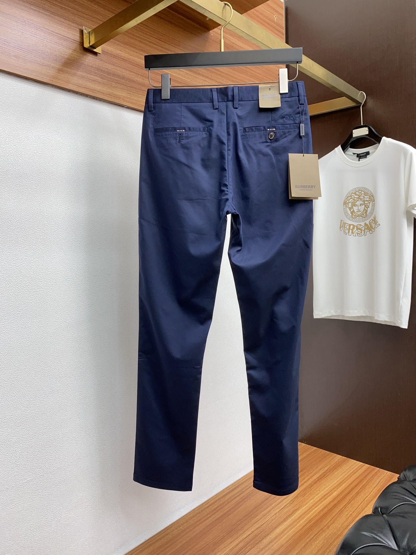  巴宝莉 2025新款 官网同步发售休闲西裤，进口定制高端面料，面料柔软舒适，胶标彰显了品牌特质，采用顶