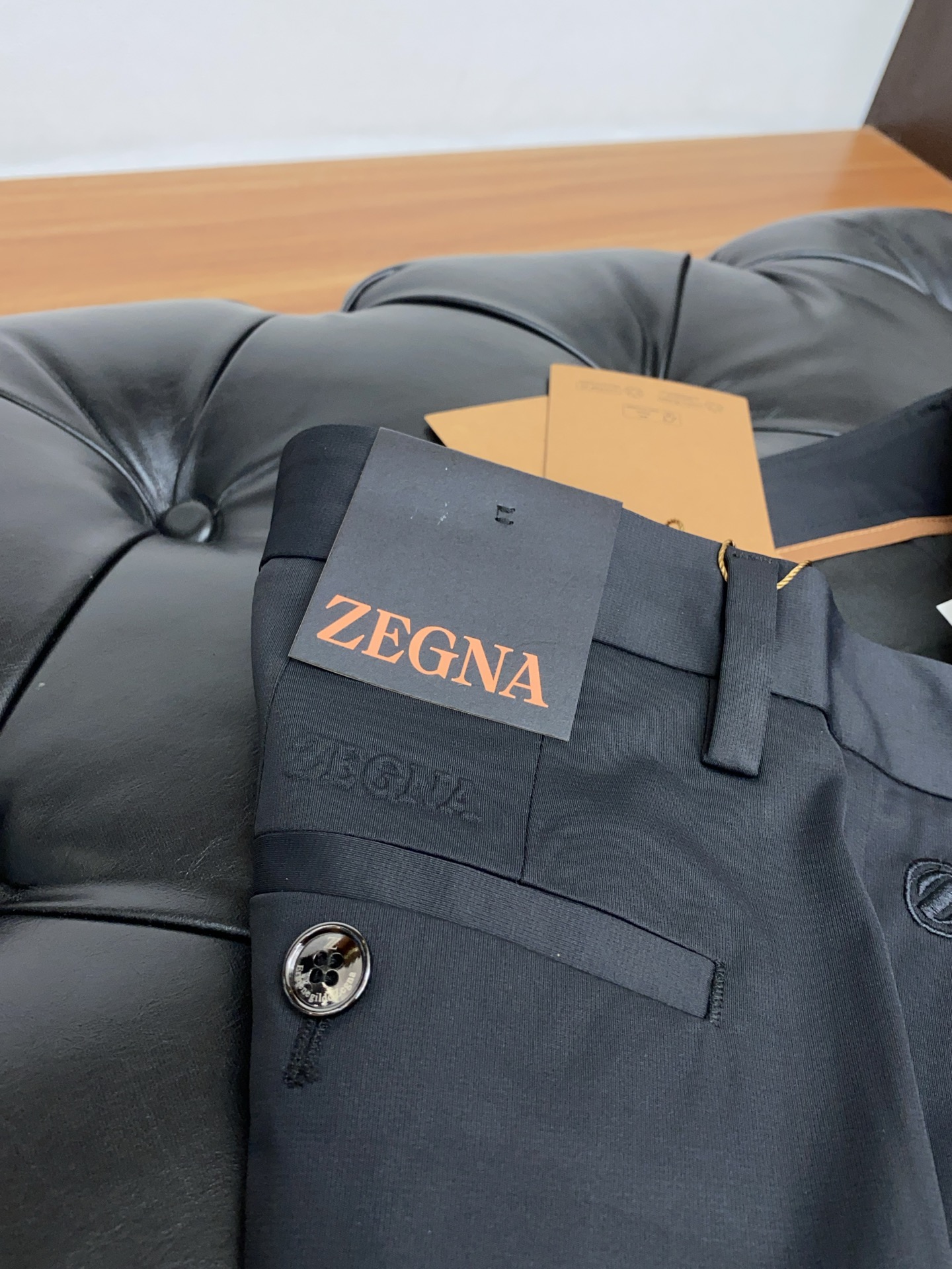  杰尼亚 2025新款 官网同步发售休闲西裤，进口定制高端面料，面料柔软舒适，胶标彰显了品牌特质，采用顶