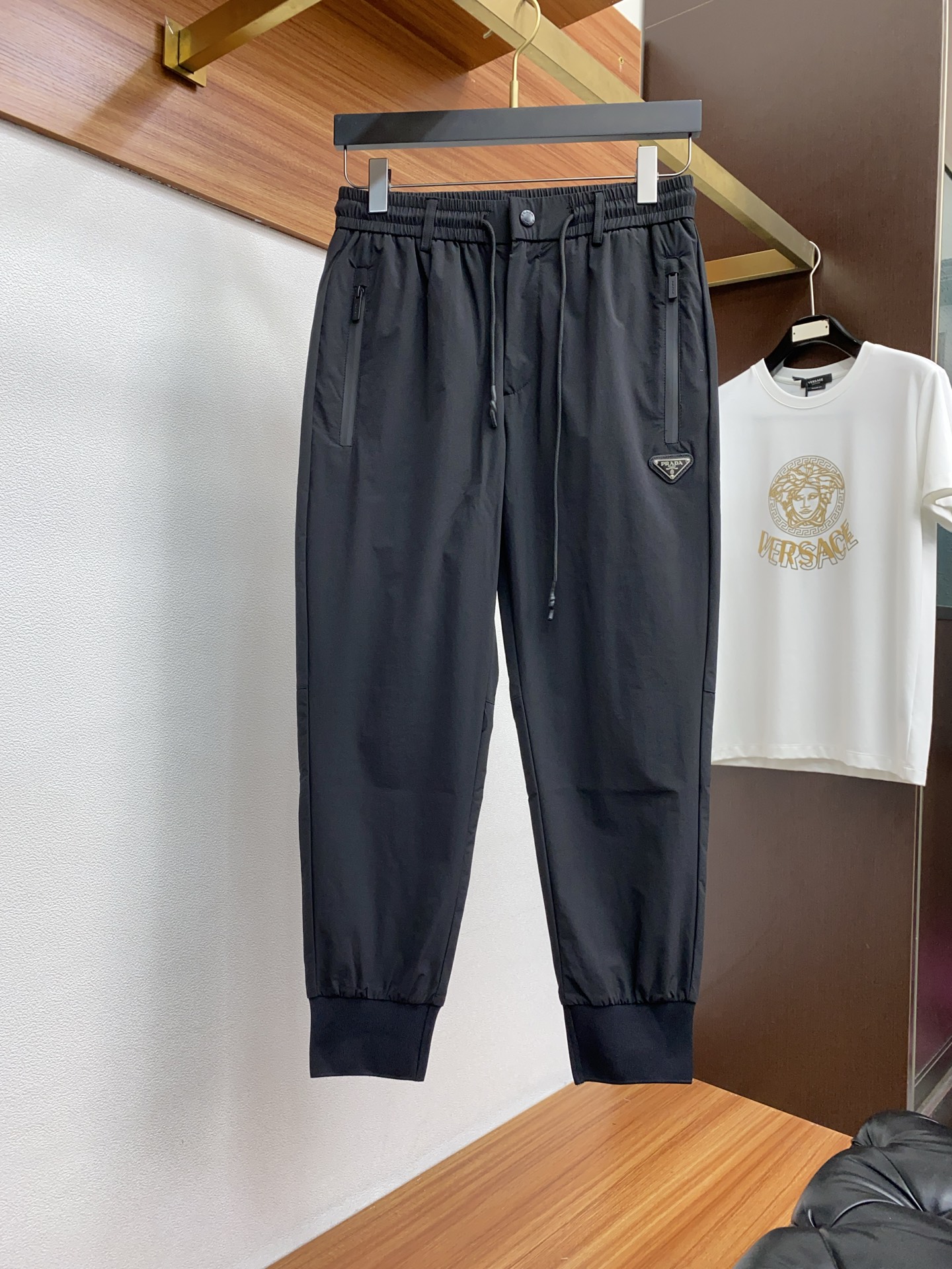  普拉达 25SS春夏新款空气层棉质宽织带抽绳休闲裤，男士经典标识时尚运动直筒休闲长裤！贸易公司渠道稀出