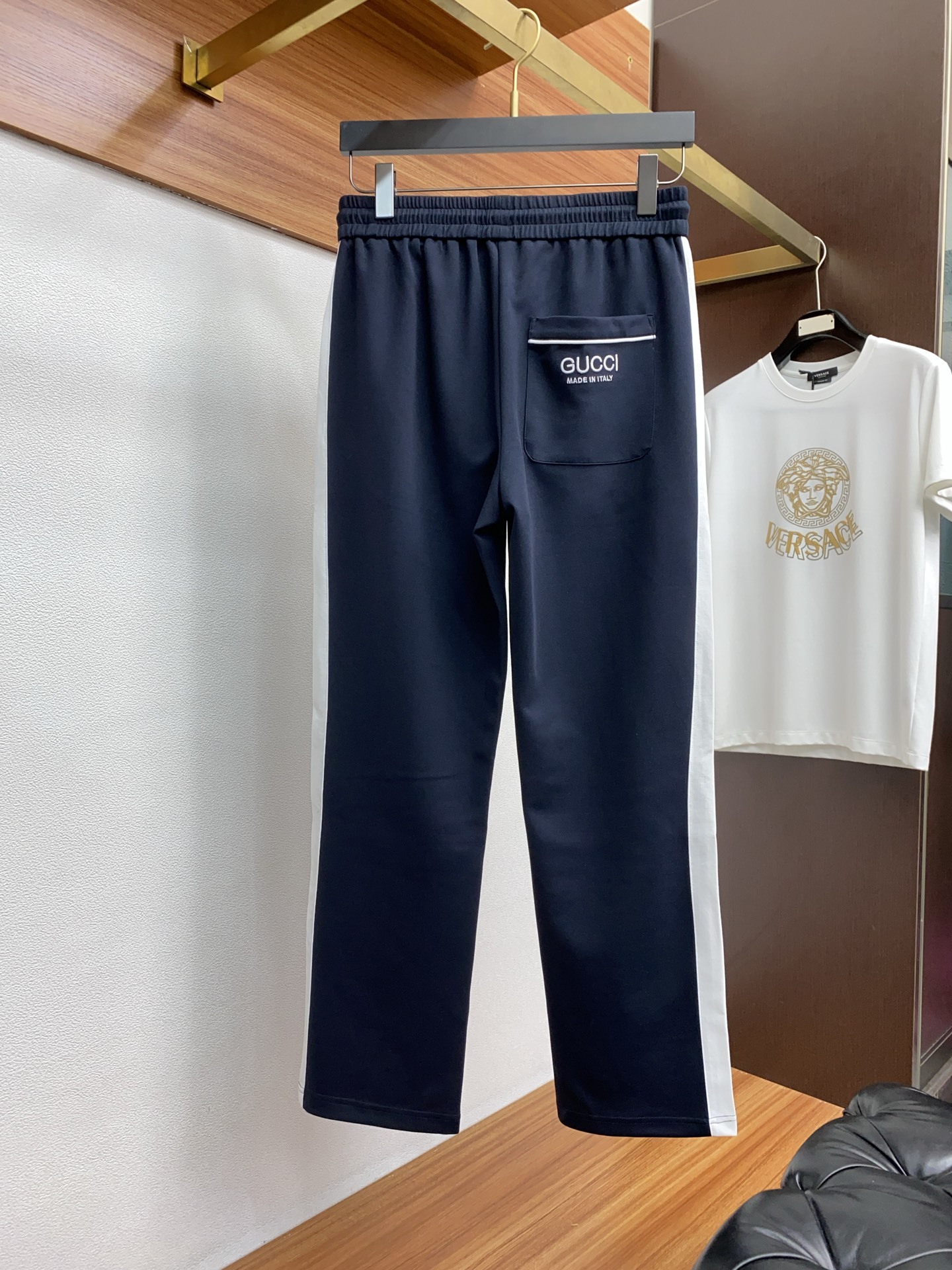 古奇 25SS春夏新款空气层棉质宽织带抽绳休闲裤,男士经典标识刺绣时尚运动直筒休闲长裤!贸易公司渠道稀