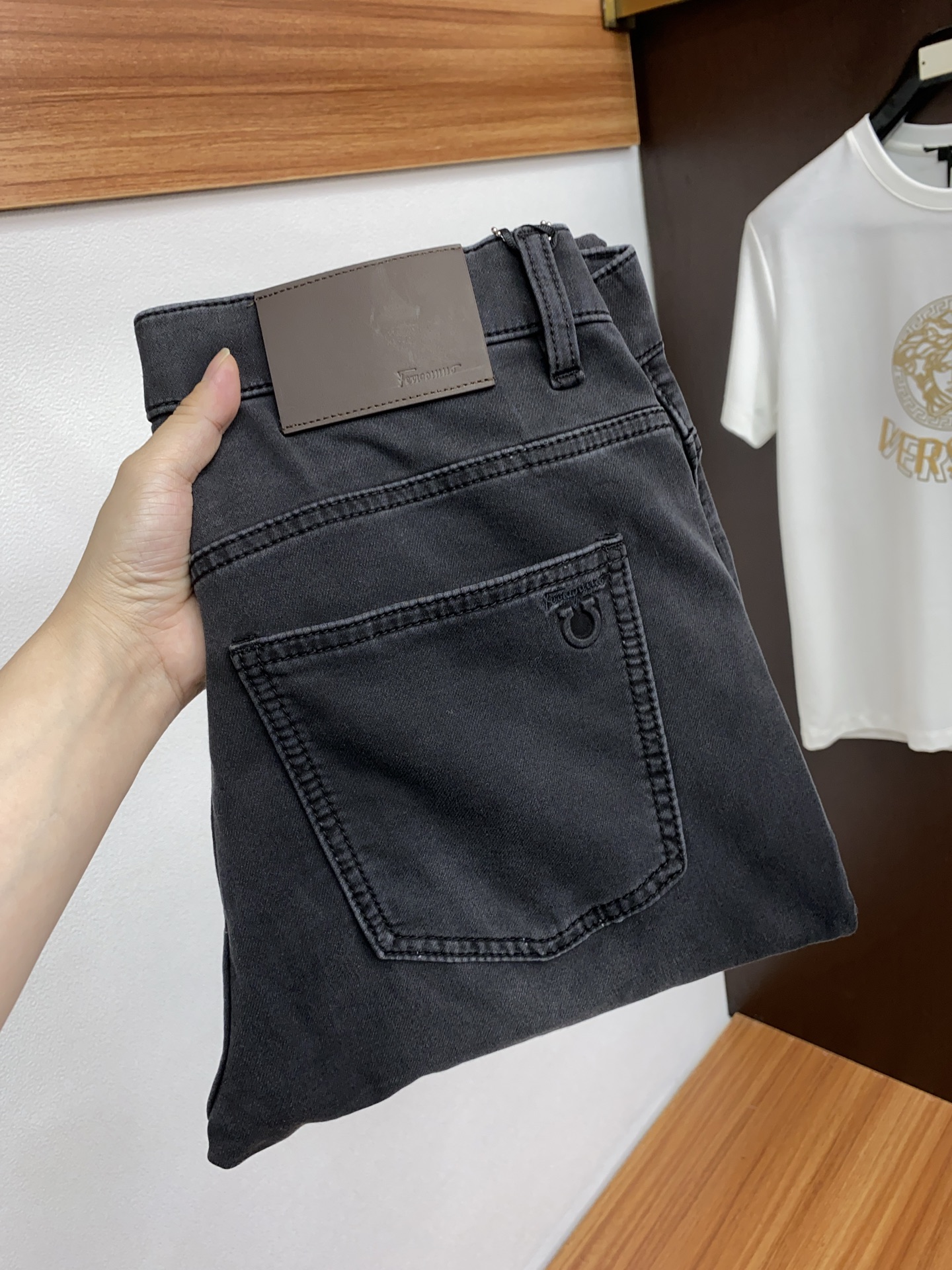 NO:142019,Ferragamo 2025SS Early Spring New Product Original Single Men's Jeans Pure Birth Products The type that must be released every season, the best-selling ace item that needs no doubt, meets the best matching color number of the four seasons. The overall style continues the tone of SLP, and integrates a variety of arts and craftsmanship throughout the body. It is washed and made into a natural way, creating an unruly and individual style!  The details are excellent, very sophisticated, and the auxiliary materials are all supplied to customers. The metal chain strongly demonstrates the brand identity!  The heavyweight Japanese imported denim fabric is very well washed and impeccable!  Perfect cut 28-38, loro piana, ferragamo, jeans, alexander wang19860909菲拉格慕 2025SS早春 新品 原单男士牛仔裤纯血统品 每季必出的类型,无需质疑的热卖王牌单品,符合四季最佳的搭配色号 整体的风格延续了SLP的基调,通体融入了多种工艺美学,水洗做旧浑然天成,缔造出不羁与个性的风格！细节方面极为出色,非常匠心考究,通体的辅料皆为客供 金属链条有力彰显了品牌身份！重磅日本进口的丹宁面料,水洗相当出色,无可挑剔！版型剪裁完美 28-38,,loro piana,ferragamo,jeans,alexander wang,Men's clothing