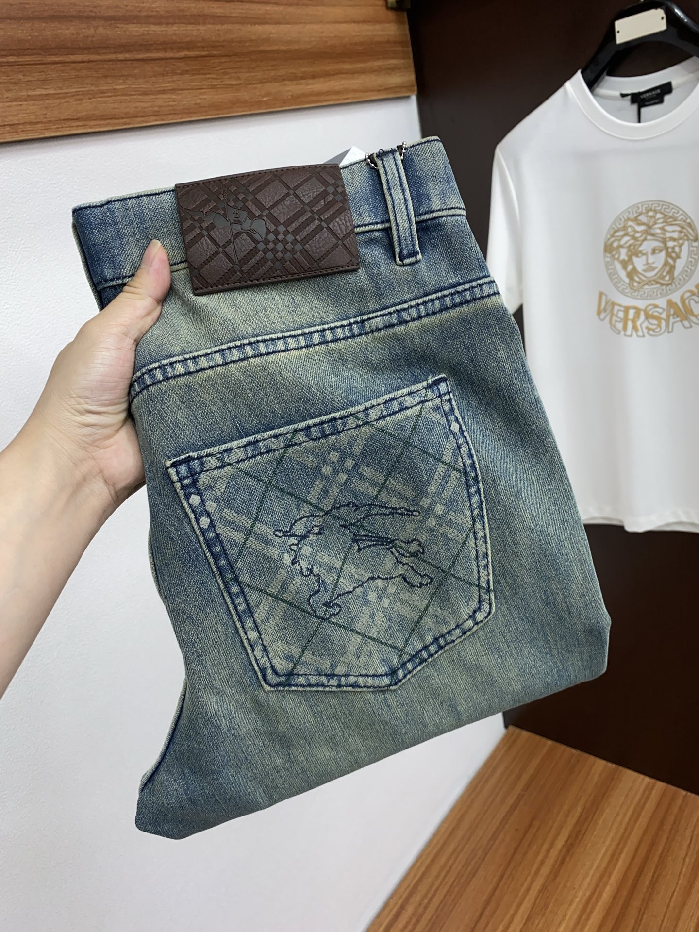 NO:142007,Burberry 2025SS Early Spring New Product Original Single Men's Jeans Pure Birth Products The type that must be released every season, the best-selling ace item that needs no doubt, meets the best matching color number of the four seasons. The overall style continues the tone of SLP, and integrates a variety of arts and craftsmanship throughout the body. It is washed and made into a natural way to create an unruly and individual style!  The details are excellent, very sophisticated, and the auxiliary materials are all supplied to customers. The metal chain strongly demonstrates the brand identity!  The heavyweight Japanese imported denim fabric is very well washed and impeccable!  Perfect cut 28-38, burberry, loro piana, jeans, alexander wang19860909巴宝莉 2025SS早春 新品 原单男士牛仔裤纯血统品 每季必出的类型,无需质疑的热卖王牌单品,符合四季最佳的搭配色号 整体的风格延续了SLP的基调,通体融入了多种工艺美学,水洗做旧浑然天成,缔造出不羁与个性的风格！细节方面极为出色,非常匠心考究,通体的辅料皆为客供 金属链条有力彰显了品牌身份！重磅日本进口的丹宁面料,水洗相当出色,无可挑剔！版型剪裁完美 28-38,,burberry,loro piana,jeans,alexander wang,Men's clothing