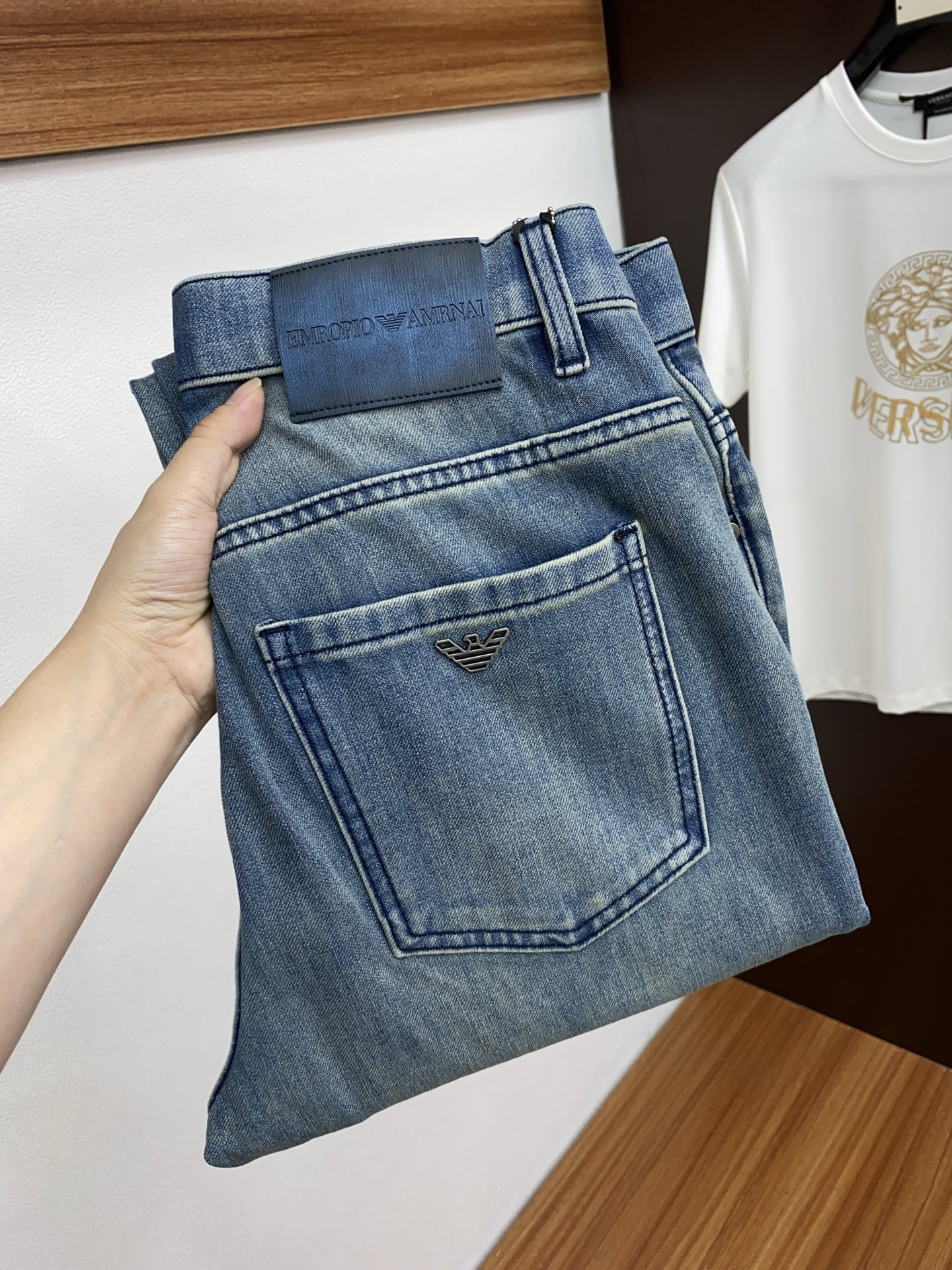 NO:438898,Armani 2025SS Early Spring New Product Original Single Men's Jeans Pure Birth Products The type that must be released every season, the best-selling ace item that needs no doubt, meets the best matching color number of the four seasons. The overall style continues the tone of SLP, and integrates a variety of arts and craftsmanship throughout the body. It is washed and made into a natural way to create an unruly and individual style!  The details are excellent, very sophisticated, and the auxiliary materials are all supplied to customers. The metal chain strongly demonstrates the brand identity!  The heavyweight Japanese imported denim fabric is very well washed and impeccable!  Perfect cut 28-38, loro piana,armani,jeans,alexander wang19860909阿玛尼 2025SS早春 新品 原单男士牛仔裤纯血统品 每季必出的类型,无需质疑的热卖王牌单品,符合四季最佳的搭配色号 整体的风格延续了SLP的基调,通体融入了多种工艺美学,水洗做旧浑然天成,缔造出不羁与个性的风格！细节方面极为出色,非常匠心考究,通体的辅料皆为客供 金属链条有力彰显了品牌身份！重磅日本进口的丹宁面料,水洗相当出色,无可挑剔！版型剪裁完美 28-38,,loro piana,armani,jeans,alexander wang,Men's clothing