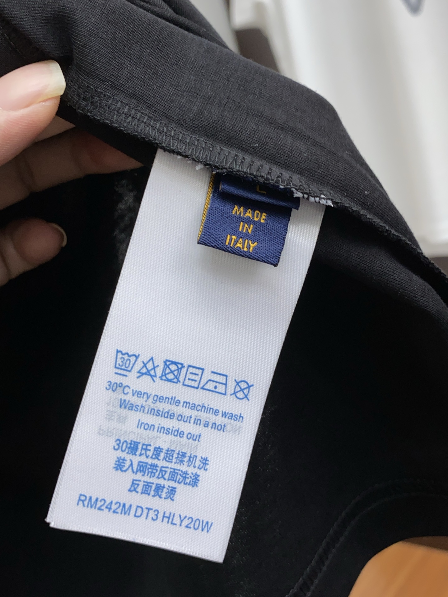  1v路易威登 2025春夏新款首发专柜最新款圆领短袖 高端订制 设计前卫时尚！品牌logo重工艺设计 