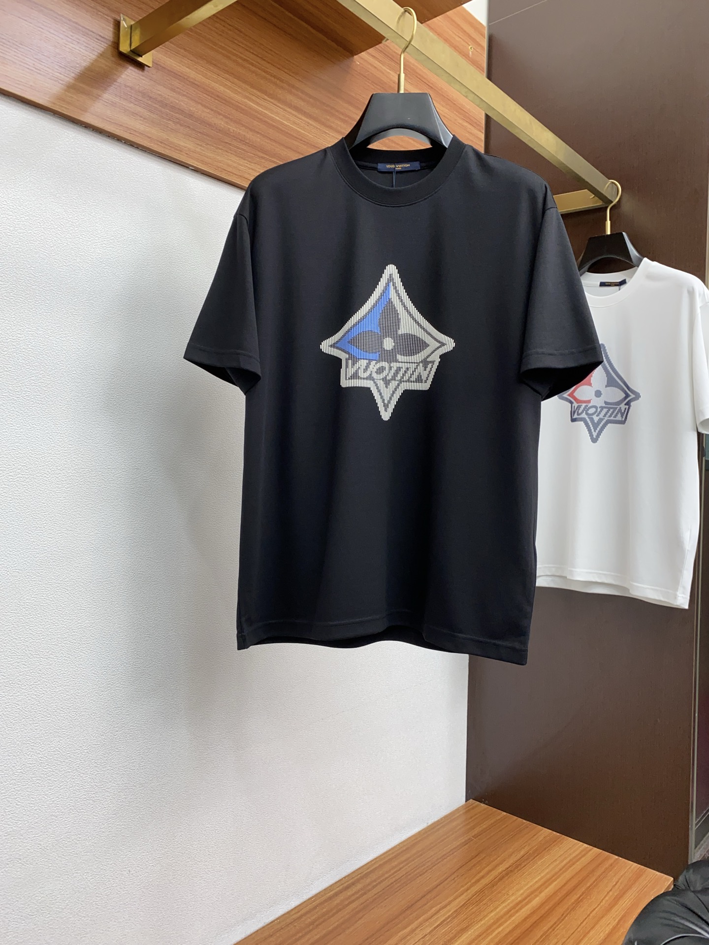  1v路易威登 2025春夏新款首发专柜最新款圆领短袖 高端订制 设计前卫时尚！品牌logo重工艺设计 