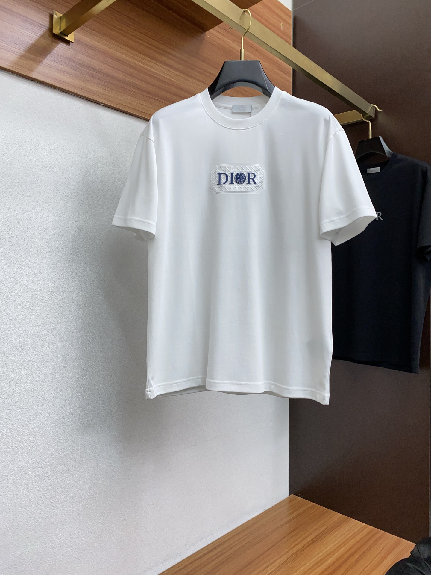  迪奥 2025春夏新款首发专柜最新款圆领短袖 高端订制 设计前卫时尚！品牌logo重工艺设计 高端定制
