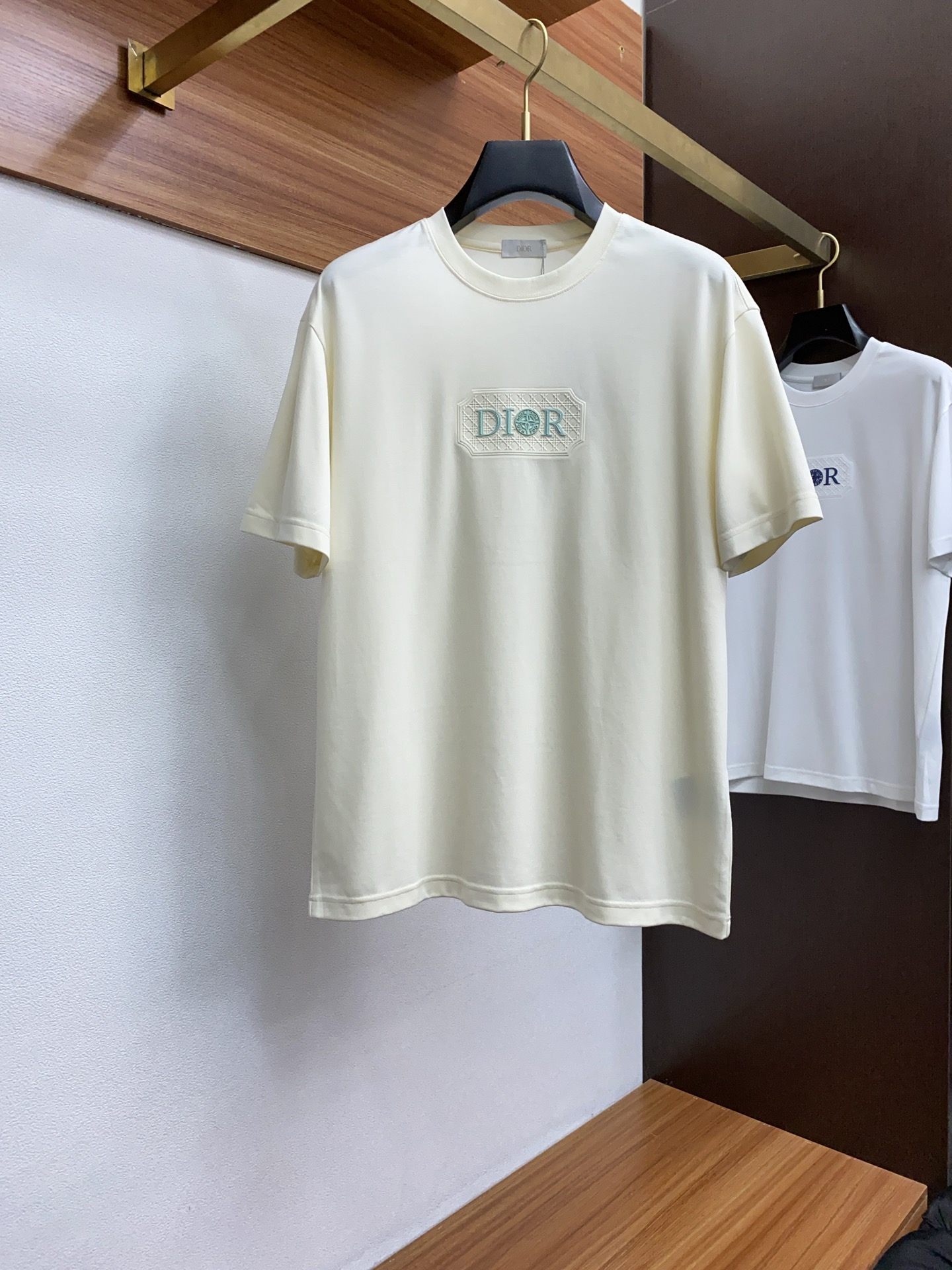  迪奥 2025春夏新款首发专柜最新款圆领短袖 高端订制 设计前卫时尚！品牌logo重工艺设计 高端定制