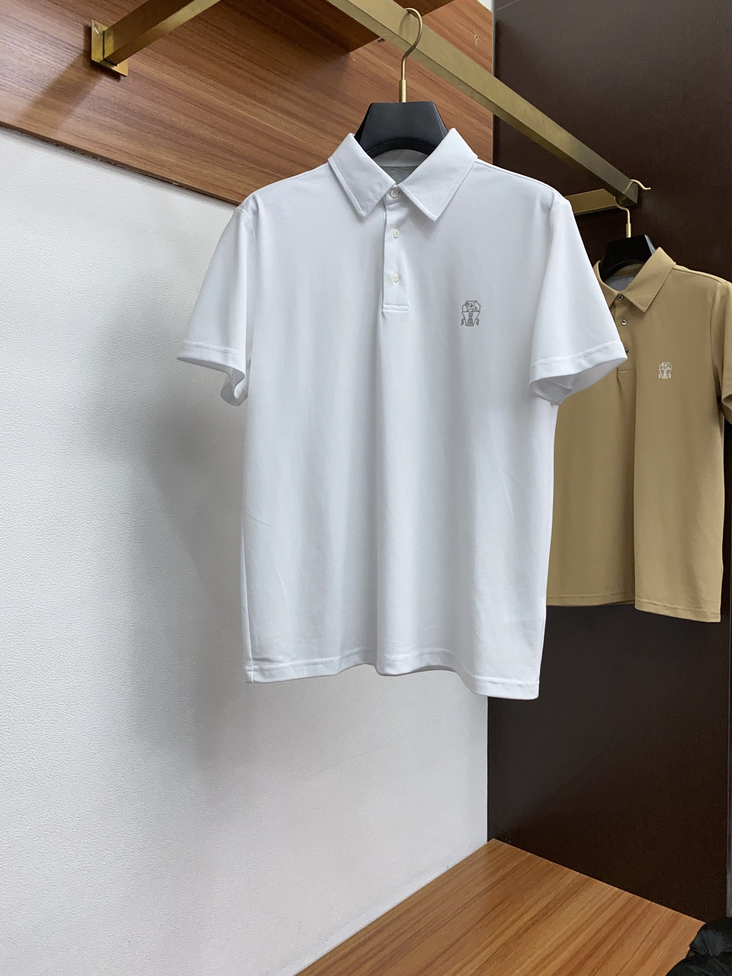 NO:142023,BC 2025ss classic fashion lapel Polo shirt short sleeves trading company channel orders, the official website is released simultaneously, simple and elegant, fashionable and versatile, and the quality is even more unscrupulous!! The quality of the fabric is as high as ever, customized hardware, imported custom hexagonal cotton bead floor cotton fabric collar cuff knitted threads, soft and stylish, breathable and comfortable. The upper body has a good drape, not easy to deform! It is even more difficult to fade! The chest embroidery design makes the overall upper body effect more low-key, luxurious, noble and elegant! It shows a different flavor! Business casual, fashionable and versatile, it is simply a must-have item for every successful man! Number M-3XL, T-shirt, alexander wang19860909BC 2025ss经典时尚翻领 Polo衫短袖 贸易公司渠道订单,官网同步发售,简约大气,时尚百搭,品相更是无法挑剔!!面料这块品质也是一如既往的高规格,定制五金 选用进口定制六角棉珠地棉面料领子袖口针织螺纹,柔软有型、透气舒适.上身垂感好,不易变形!更不易褪色! 胸口刺绣设计 使得整体的上身效果更加的低调奢华,高贵典雅!彰显出别样的风味!商务休闲,时尚百搭,简直是每位成功男士的必备单品! 码数M-3XL,,T-shirt,alexander wang,Men's clothing