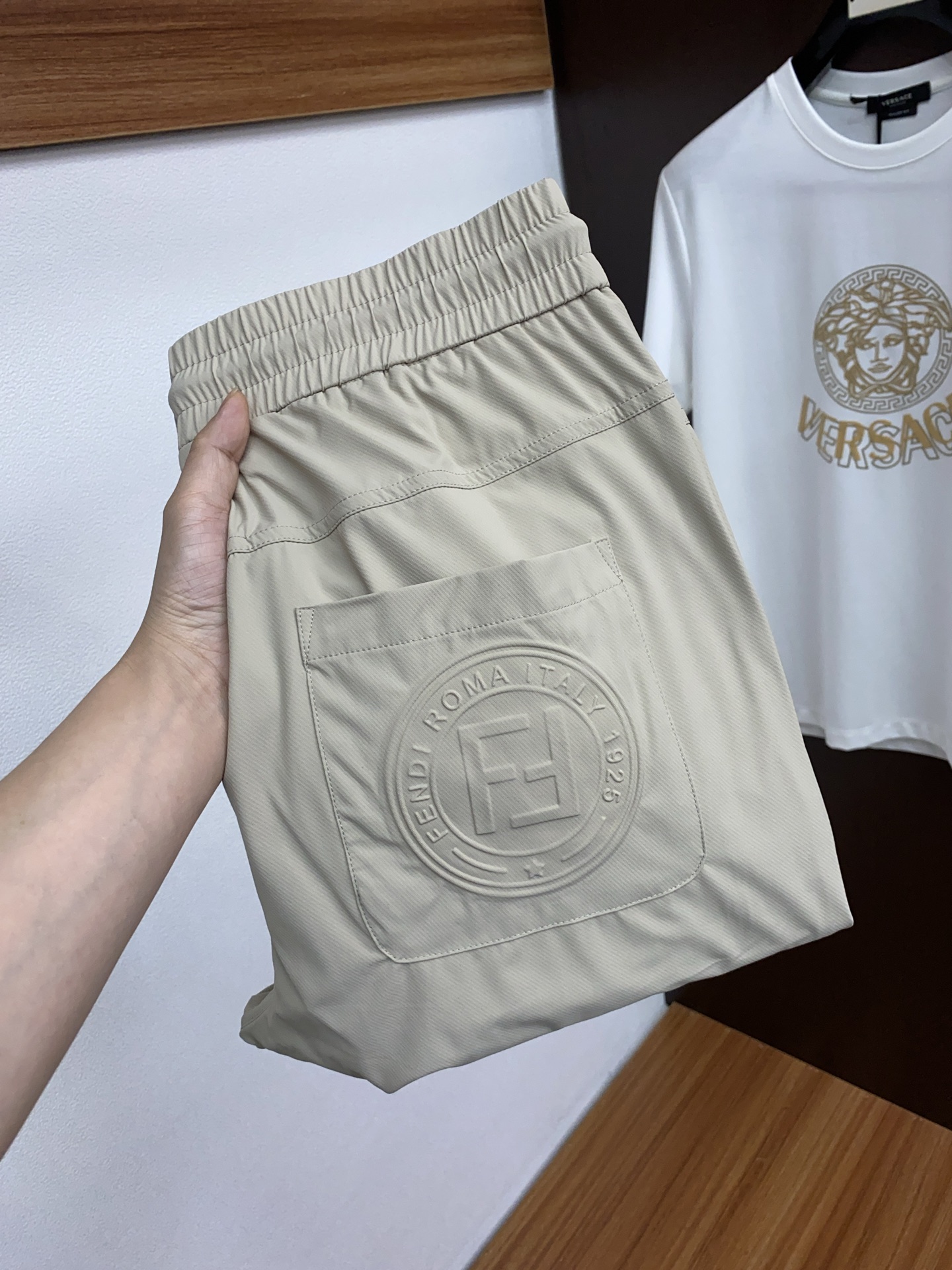 NO:142021,New products from Fendi 25 counters are on the market simultaneously. The original customized high-quality and fashionable casual pants are super versatile. Exclusive customized fabrics, delicate and soft, close and comfortable, and super stylish on the upper body! The latest hardware and accessories of the original custom counter. Super beautiful style, long legs on the upper body, impeccable inner and line, you can attend any occasion, code number M-3xL, fendi, alexander wang19860909芬迪 25专柜新品同步上市.原单订制高品质时尚 休闲裤.超级百搭款.独家定制面料,手感细腻柔软,贴身舒适,上身超有型！原版定制专柜最新五金辅料.超靓版型、上身显腿修长,內里,走线都无可挑剔,任何场合都可出席,码数 M-3xL,,fendi,alexander wang,Men's clothing