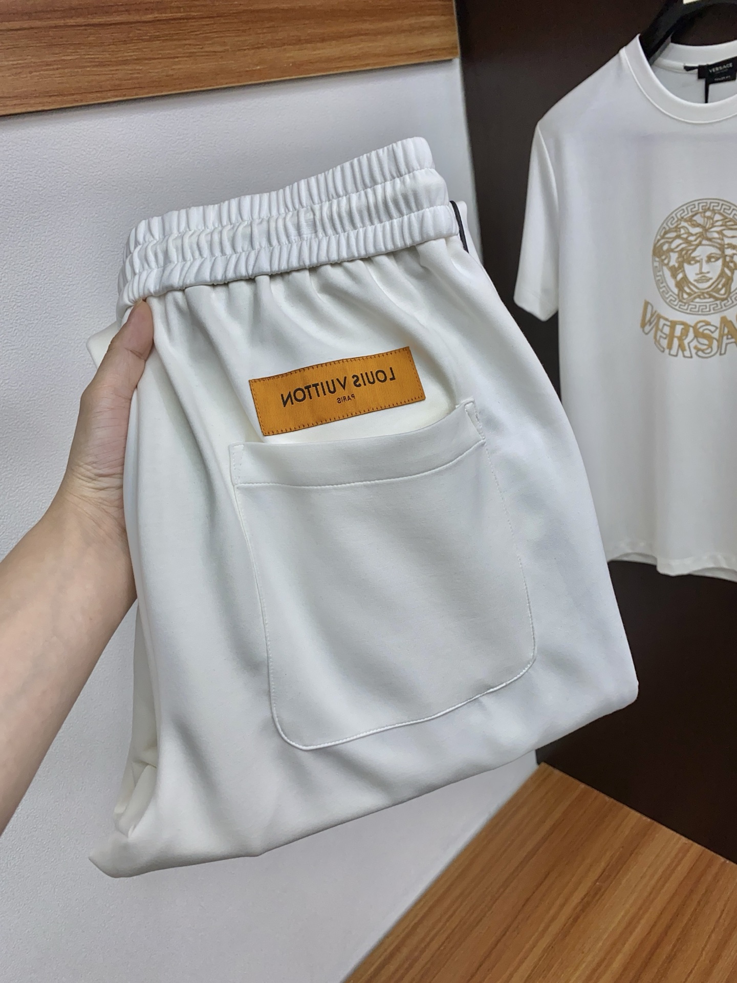 NO:137979,Guqi 25SS spring and summer new air-layer cotton wide webbing drawstring casual pants, classic GG logo embroidered fashionable sports straight casual pants for men!  Trading companies have sparse channels and are on sale on the leading official website!  With its unique design and high-quality fabrics, these casual pants have become a trendy item that combines fashion and comfort!  This trouser is made of customized air-layer cotton cloth, the fabric is soft and skin-friendly, and has excellent breathability. It is suitable for wearing all seasons, keeping warm but not losing its lightness!  The trouser body design is mainly simple and casual, with smooth straight-fitting style, which can well modify the leg shape. It can be easily controlled whether it is for daily travel or casual gatherings!  The double G logo embroidery on the front is the finishing touch of the whole pair of pants. The exquisite and delicate embroidery process enhances the overall recognition and highlights the brand texture!  The waist is designed with jacquard wide webbing drawstring, which not only facilitates adjustment of elasticity, but also adds a sense of fashion, making the overall shape more layered!  The drawstring design is not only practical, but also injects a touch of sporty vitality into the pants, which is suitable for wearing on many occasions!  Whether paired with a simple T-shirt or a fashionable jacket, these casual pants can easily integrate into various styles and become a versatile item in your wardrobe!  Black/white/blue, three colors into it!  Size M-3XL M size waist 70/76cm-hip circumference 100cm-front 31cm-thigh circumference 60cm-trouser length 103cm-trouser legs 42cm L size waist 74/80cm-thigh circumference 104cm-front 32cm-thigh circumference 62cm-trouser length 104cm-trouser legs 43cm XL size waist 78/84cm-thigh circumference 108cm-front 33cm-thigh circumference 64cm-trouser length 105cm-trouser legs 44cm XXL size waist 82/88cm-thigh circumference 112cm-front 34cm-thigh circumference 66cm-trouser length 106cm-trouser legs 45cm  3XL size waist 86/92cm - hip circumference 116cm - front gear 34cm - thigh circumference 68cm - trouser length 107cm - trouser legs 46cm Recommended size (standard version) Height 174-140 catties, try on size L appropriately!  A boy can choose M code within 130 catties, a L code for 130-143 catties, a XL code for 143-156 catties, a XXL code for 156-170 catties, and a 3XL code for 170-185 catties!  ,,jackets & coats,tees,t-shirt,alexander wang19860909古奇 25SS春夏新款空气层棉质宽织带抽绳休闲裤,男士经典GG标识刺绣时尚运动直筒休闲长裤！贸易公司渠道稀出,领先官网发售！这款休闲裤以其独特的设计和优质的面料,成为时尚与舒适兼具的潮流单品！ 该裤装采用客供定制的空气层棉布,面料柔软亲肤,透气性极佳,适合四季穿着,既保暖又不失轻盈感！裤身设计以简约休闲为主,直筒版型裁剪流畅,能够很好地修饰腿型,无论是日常出行还是休闲聚会,都能轻松驾驭！前幅的双G标识刺绣是整条裤子的点睛之笔,精致细腻的刺绣工艺提升了整体的辨识度,彰显品牌质感！腰部采用提花宽织带抽绳设计,不仅方便调节松紧,还增添了时尚感,让整体造型更具层次感！抽绳设计不仅实用,还为裤子注入了一丝运动风的活力,适合多种场合穿着！无论是搭配简约的T恤还是时尚的外套,这款休闲裤都能轻松融入各种穿搭风格,成为你衣橱中的百搭单品！黑色/白色/蓝色,三色入！尺码M-3XL M码腰围70/76cm-臀围100cm-前档31cm-大腿围60cm-裤长103cm-裤脚42cm L码腰围74/80cm-臀围104cm-前档32cm-大腿围62cm-裤长104cm-裤脚43cm XL码腰围78/84cm-臀围108cm-前档33cm-大腿围64cm-裤长105cm-裤脚44cm XXL码腰围82/88cm-臀围112cm-前档34cm-大腿围66cm-裤长106cm-裤脚45cm 3XL码腰围86/92cm-臀围116cm-前档34cm-大腿围68cm-裤长107cm-裤脚46cm 尺码推荐（标准版型） 身高174-140斤,试穿L码合适！ 男生体重130斤以内选择M码,130-143斤选择L码,143-156斤选择XL码,156-170斤选择XXL码,170-185斤选择3XL码！,,jackets & coats,tees，t-shirt,alexander wang,Men's clothing