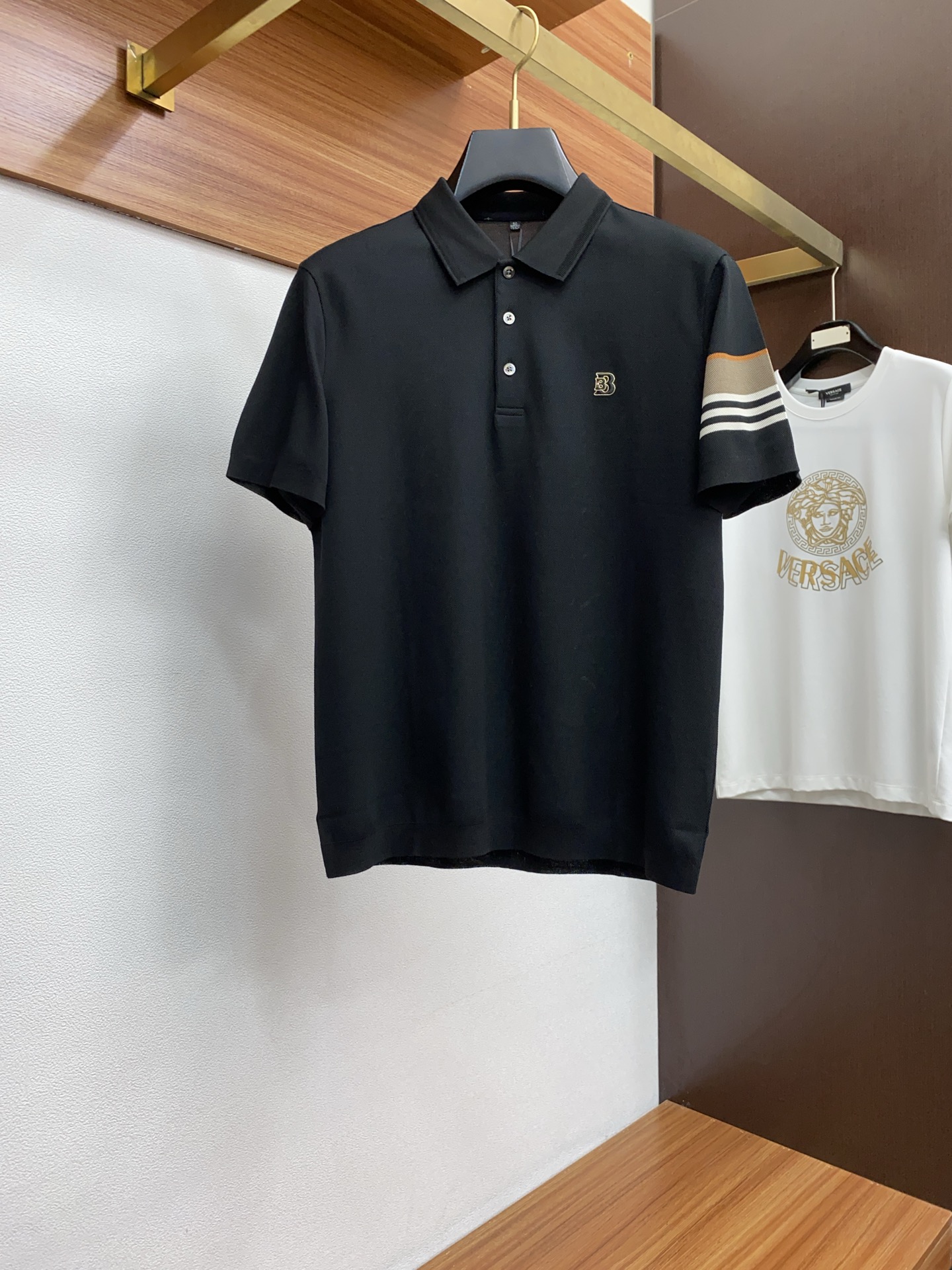  巴宝莉 2025新款男士翻领PoloT恤衫短袖
进口面料呈现。轻盈柔软的面料经过成衣染色，营造出优雅纹