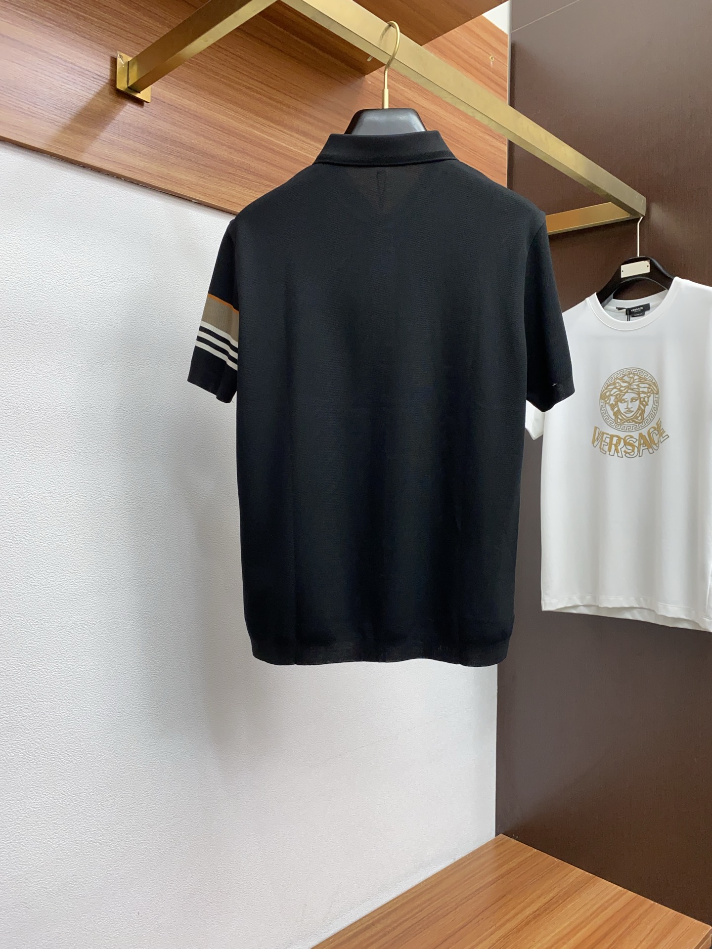  巴宝莉 2025新款男士翻领PoloT恤衫短袖
进口面料呈现。轻盈柔软的面料经过成衣染色，营造出优雅纹