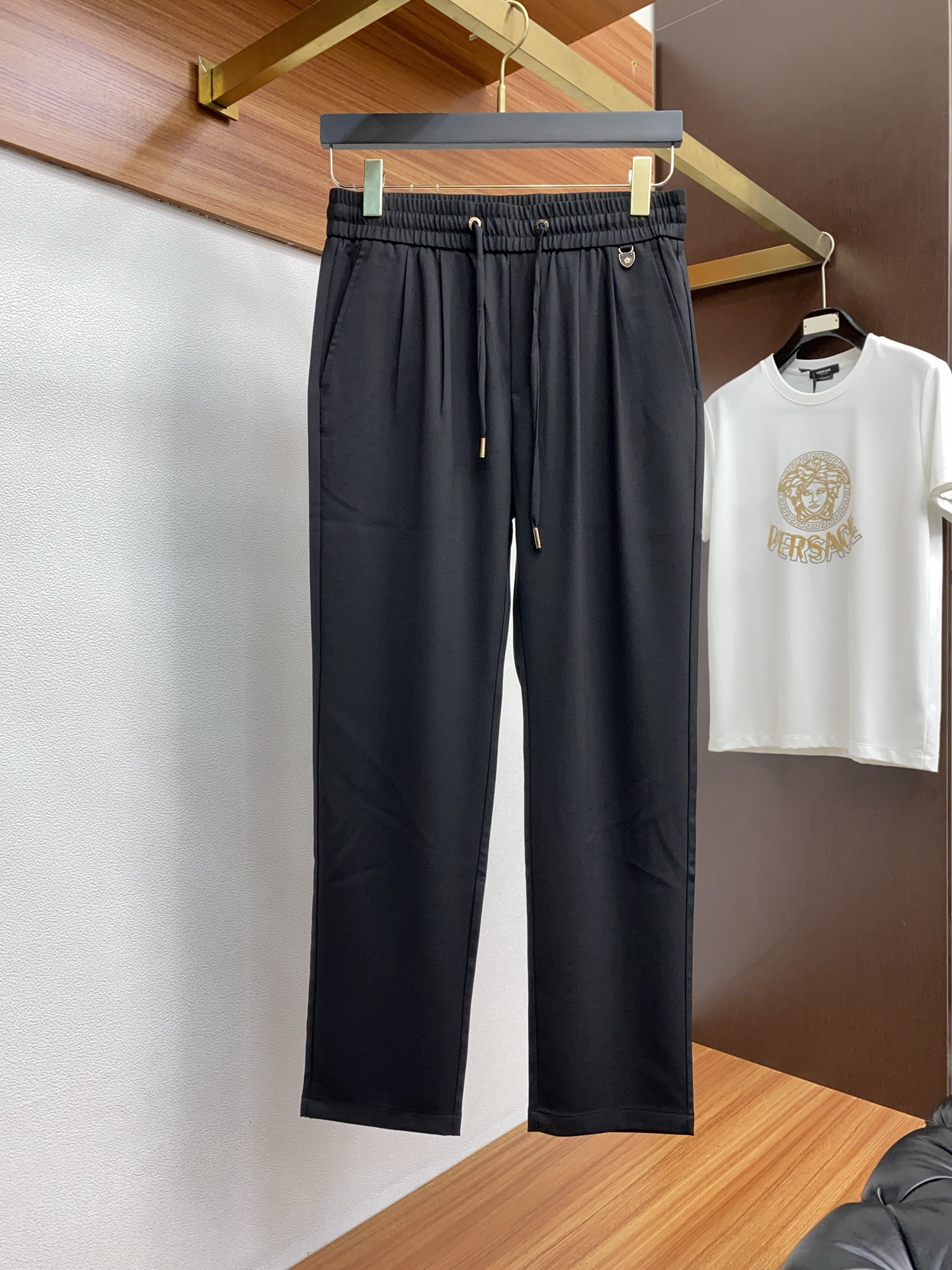  1v 路易威登 2025春夏季新款，最新定制原版麻棉休闲裤。原版裤型上身休闲百搭、随性慵懒范，高级定制