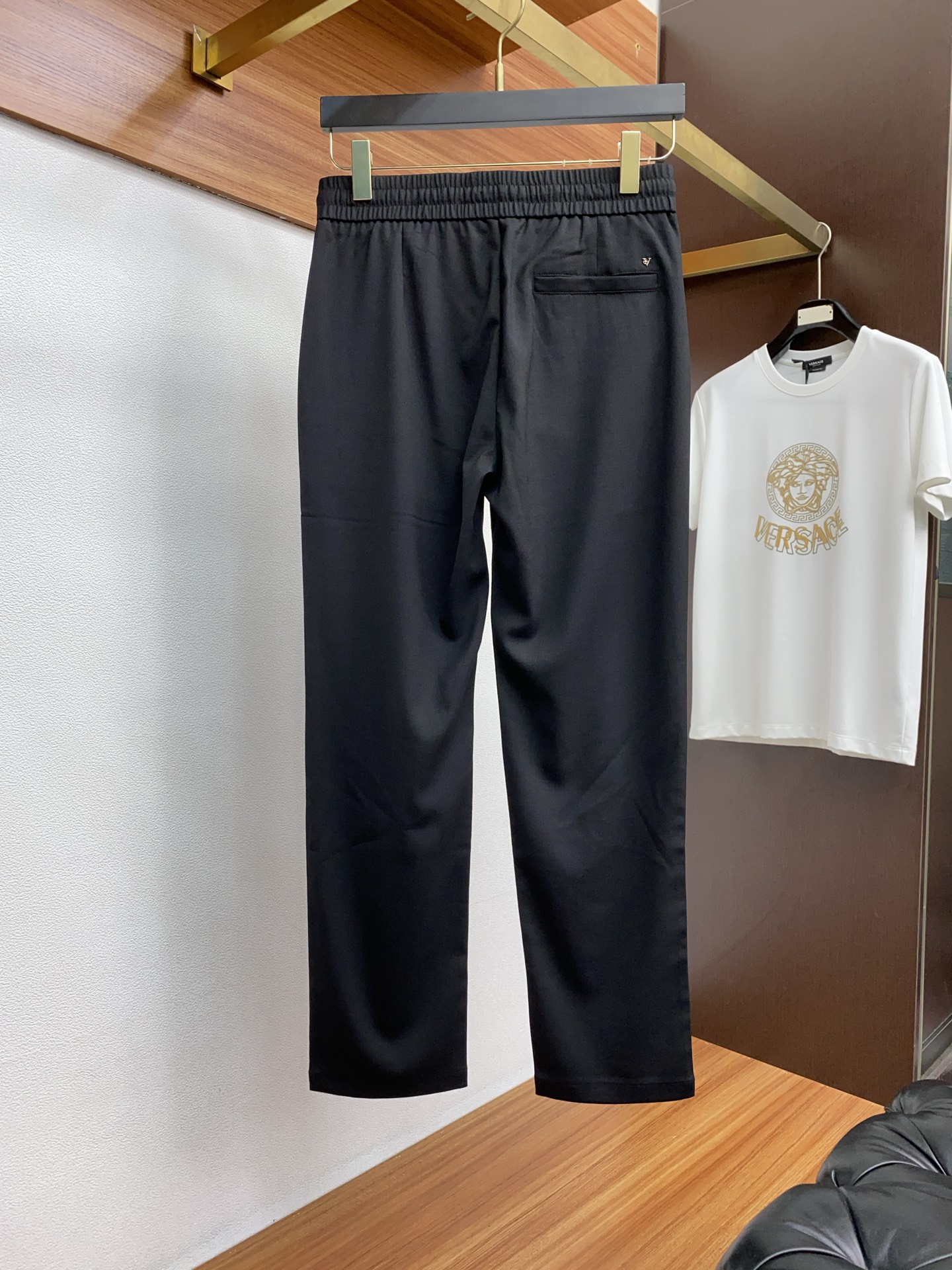  1v 路易威登 2025春夏季新款，最新定制原版麻棉休闲裤。原版裤型上身休闲百搭、随性慵懒范，高级定制