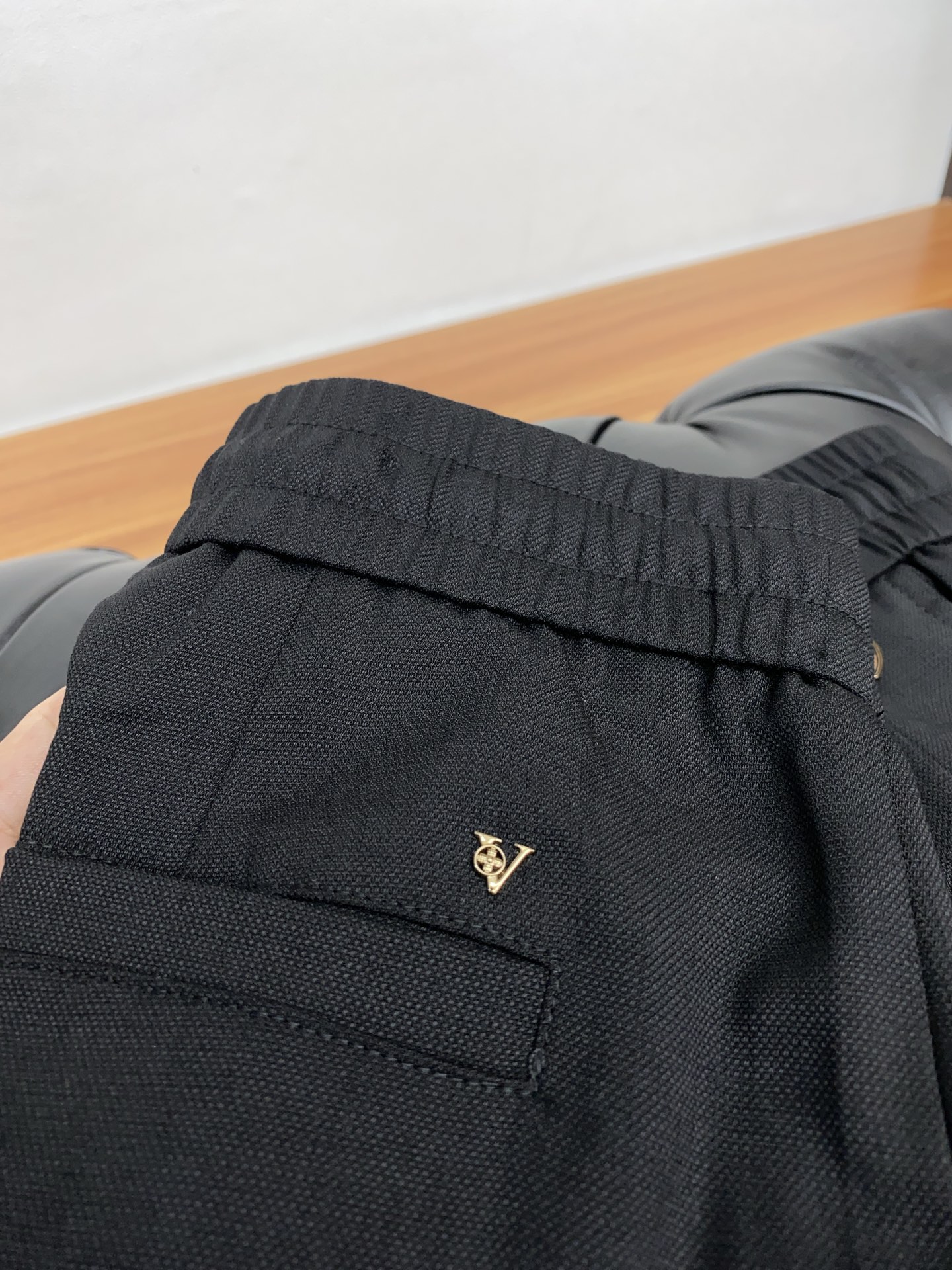  1v 路易威登 2025春夏季新款，最新定制原版麻棉休闲裤。原版裤型上身休闲百搭、随性慵懒范，高级定制
