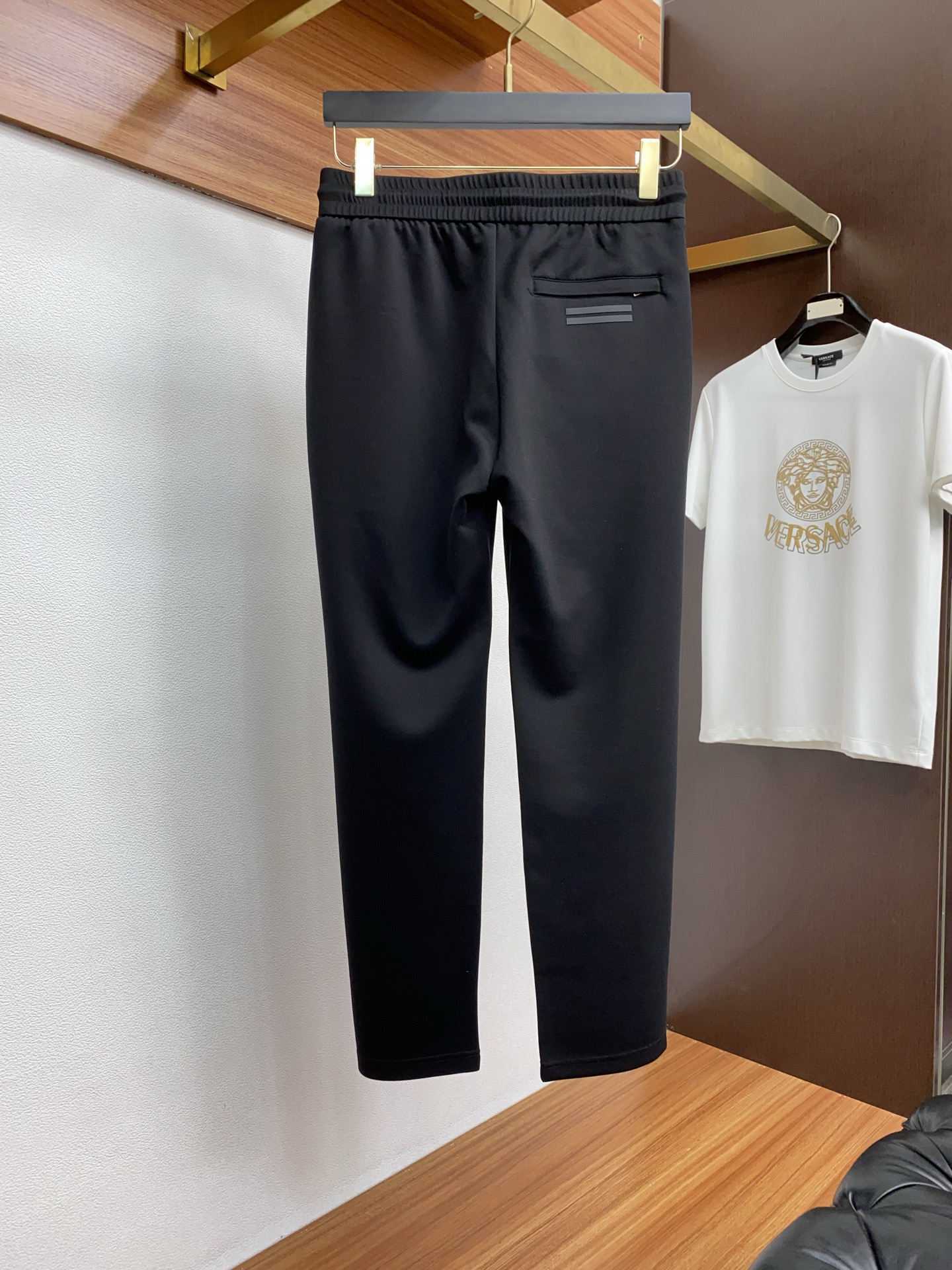 杰尼亚 2025春夏季新款，最新定制原版氨丝纯棉面料休闲裤。原版裤型上身休闲百搭、随性慵懒范，高级定制