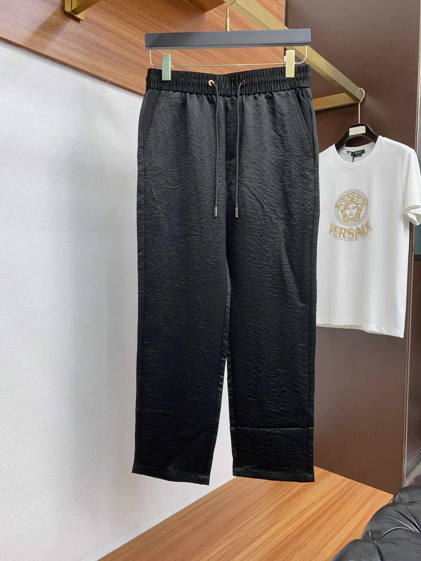  杰尼亚 2025春夏季新款，最新定制原版醋酸面料休闲裤。原版裤型上身休闲百搭、随性慵懒范，高级定制面料