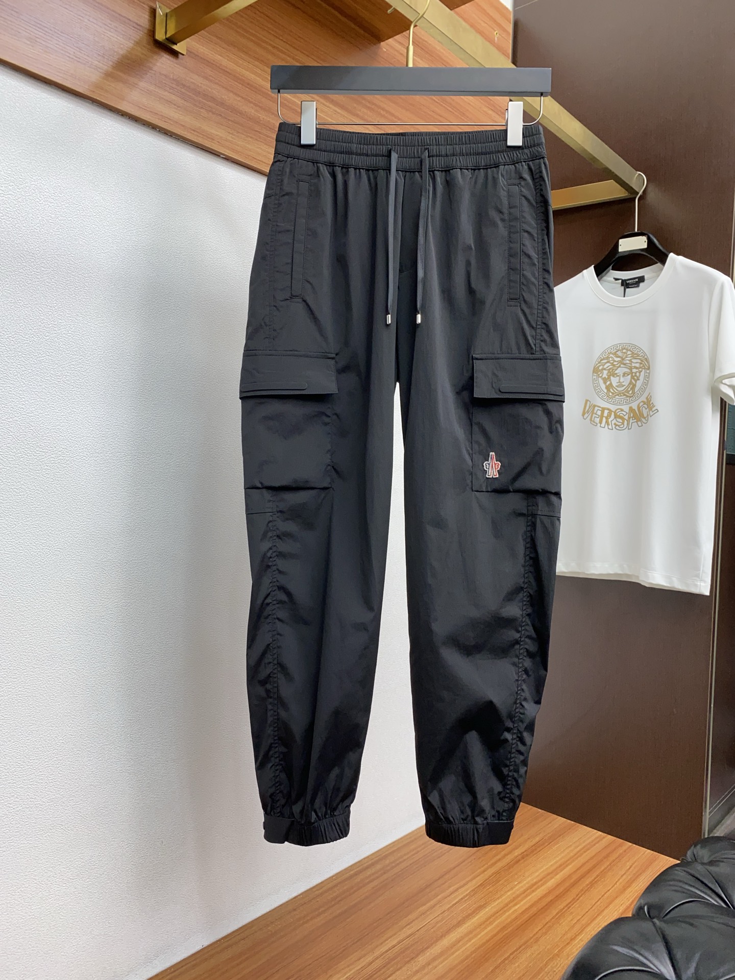  蒙口 2025春夏季新款，最新定制原版定织速干面料休闲裤。原版裤型上身休闲百搭、随性慵懒范，高级定制面